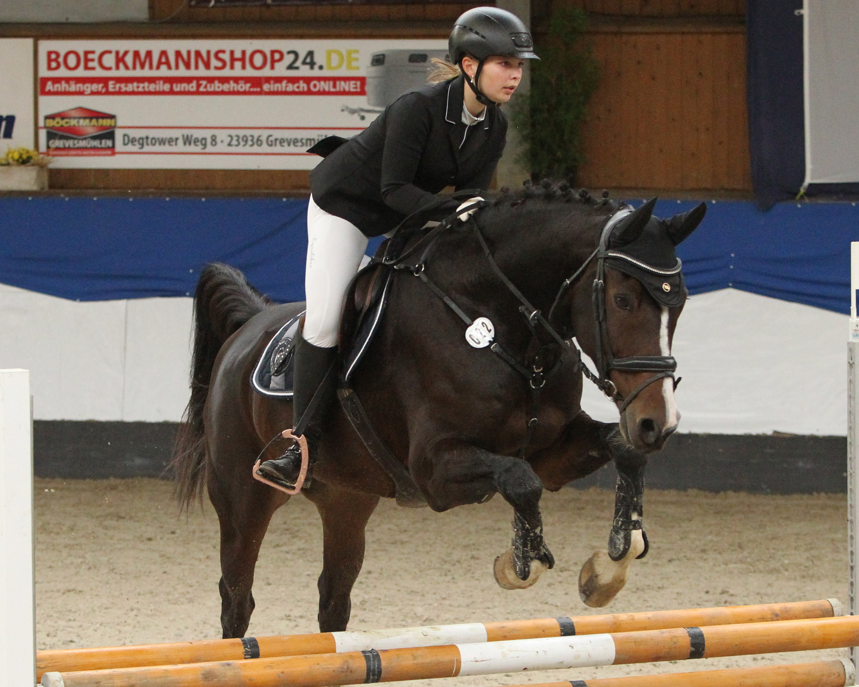 Pia Sophie Bössow war im Springen mit Cardoro (Foto) und in der Dressur mit Don Carlos am Stert und wurde in Klasse E bei den U18 Reitern Kreismeisterin. © Jutta Wego