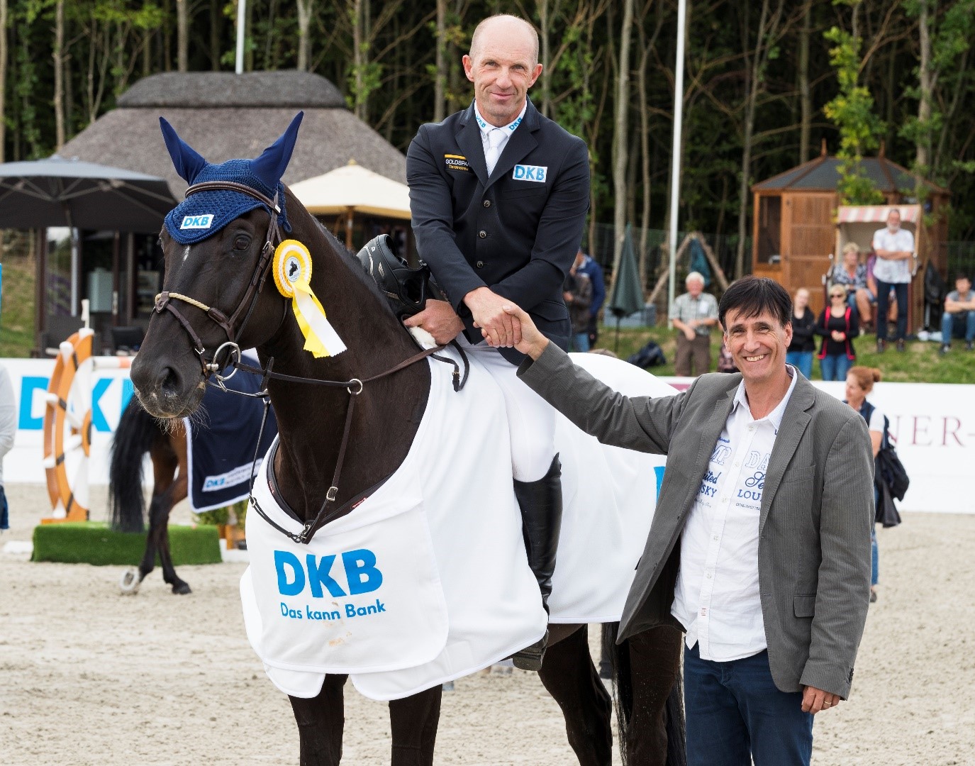 Mit Stephan Unterlandstettner von der DKB hat Holger Wulschner einen Freund und starken Sponsorenpartner, dem er 2018 mit dem Sieg im Großen Preis der Deutschen Kreditbank auf Skipper einiges zurückgeben konnte. © Jutta Wego