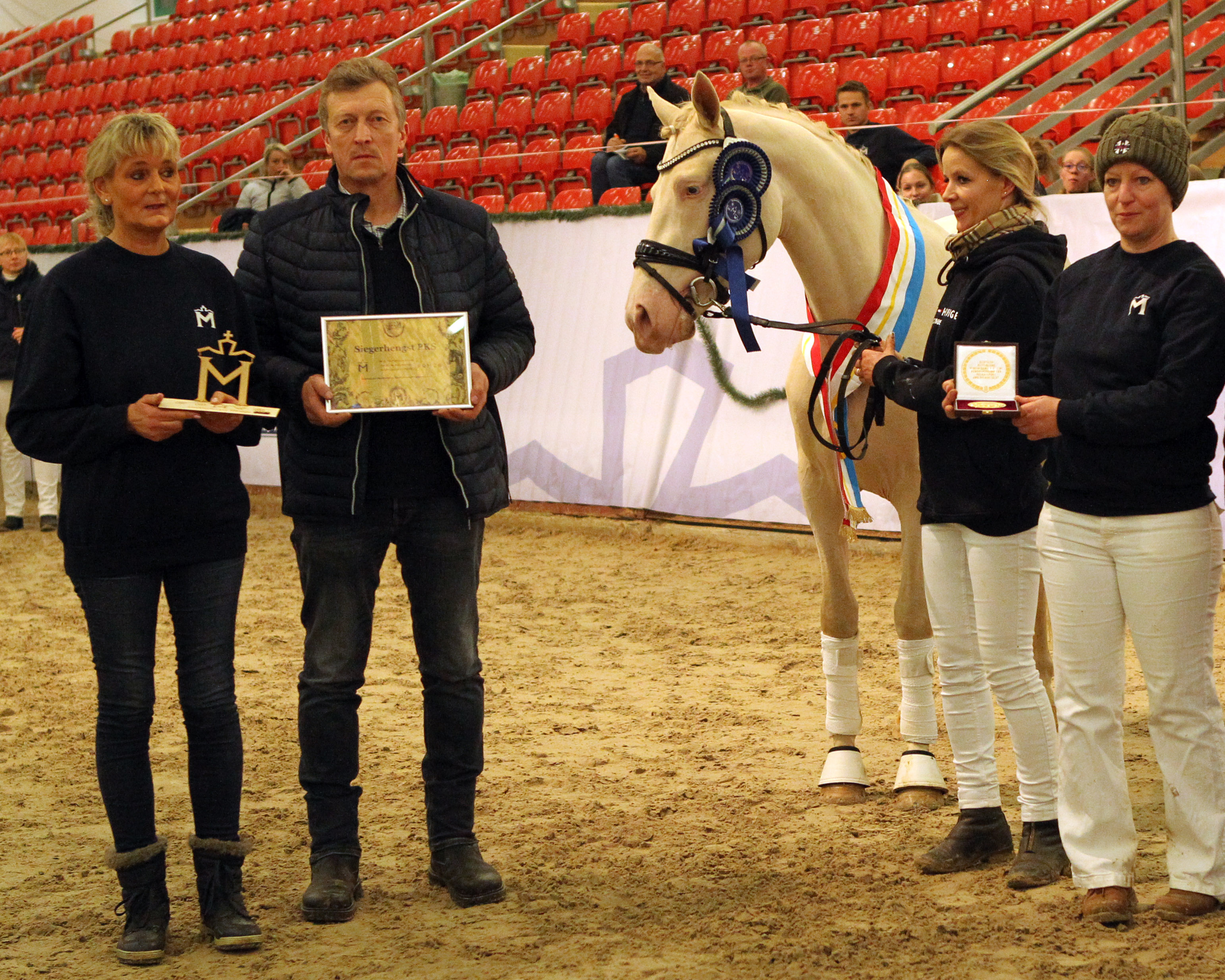 Die Züchter und Aussteller mit ihrem Siegerhengst dem Deutschen Reitpony Firstclass Valentino. © Jutta Wego