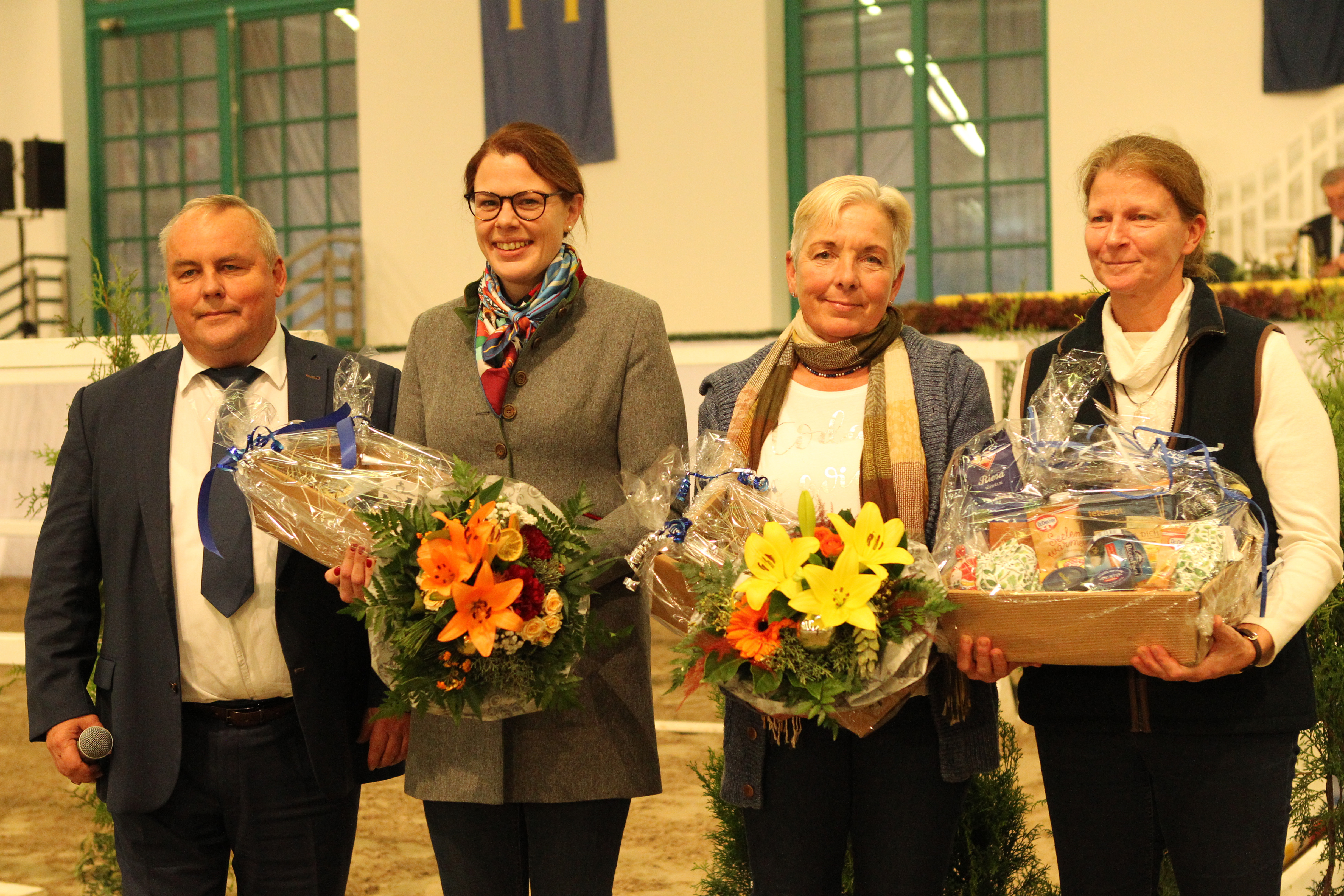 Verbandspräsident Jörg Hasselmann hat im Rahmen der 33. Mecklenburger Körtage drei Damen stellvertretend für die vielen Engagierten geehrt, v.l. Zuchtleiterin Karoline Gehring, Präsidiumsmitglied Patricia von Mirbach, Büroleiterin Heike Fischer. © Jutta Wego