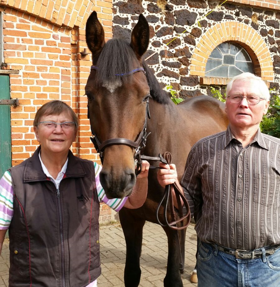 Rang 4 im Züchterranking nehmen mit 24.516 Euro (7 Pferde) Gernot & Elke Wascher (Redefin) ein, deren erfolgreichstes Pferd Katniss (Catoki / Kolibri) ist. Hier mit einer Stute auf dem eigenen Hof. © Jutta Wego