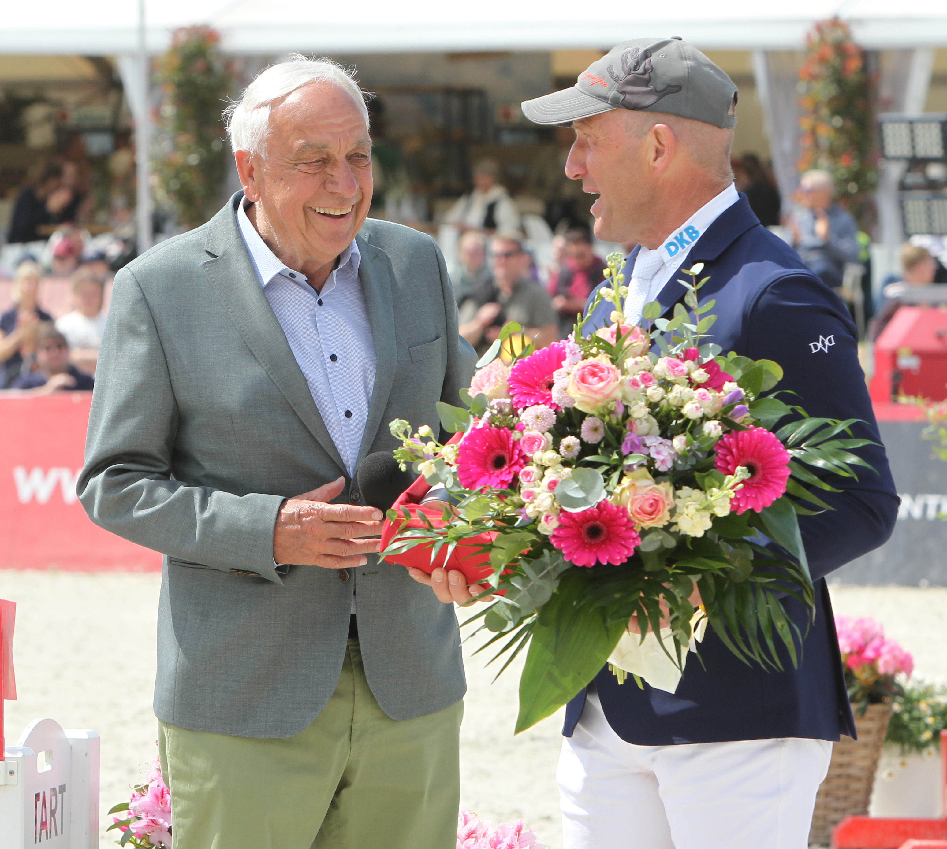 Enno Glantz hat sich in Hohen Wieschendorf einen Lebenstraum erfüllt. Mit Holger Wulschner (Gr. Viegeln), der ihn beim CSI zu seiner Anlage gratulierte, hat er als sportlichem Manager des CSI einen fachlichen Mitstreiter, der die DKB-Pferdewochen von Gr. Viegeln in die Hände von Enno Glatz nach Hohen Wieschendorf gegeben hat. © Jutta Wego