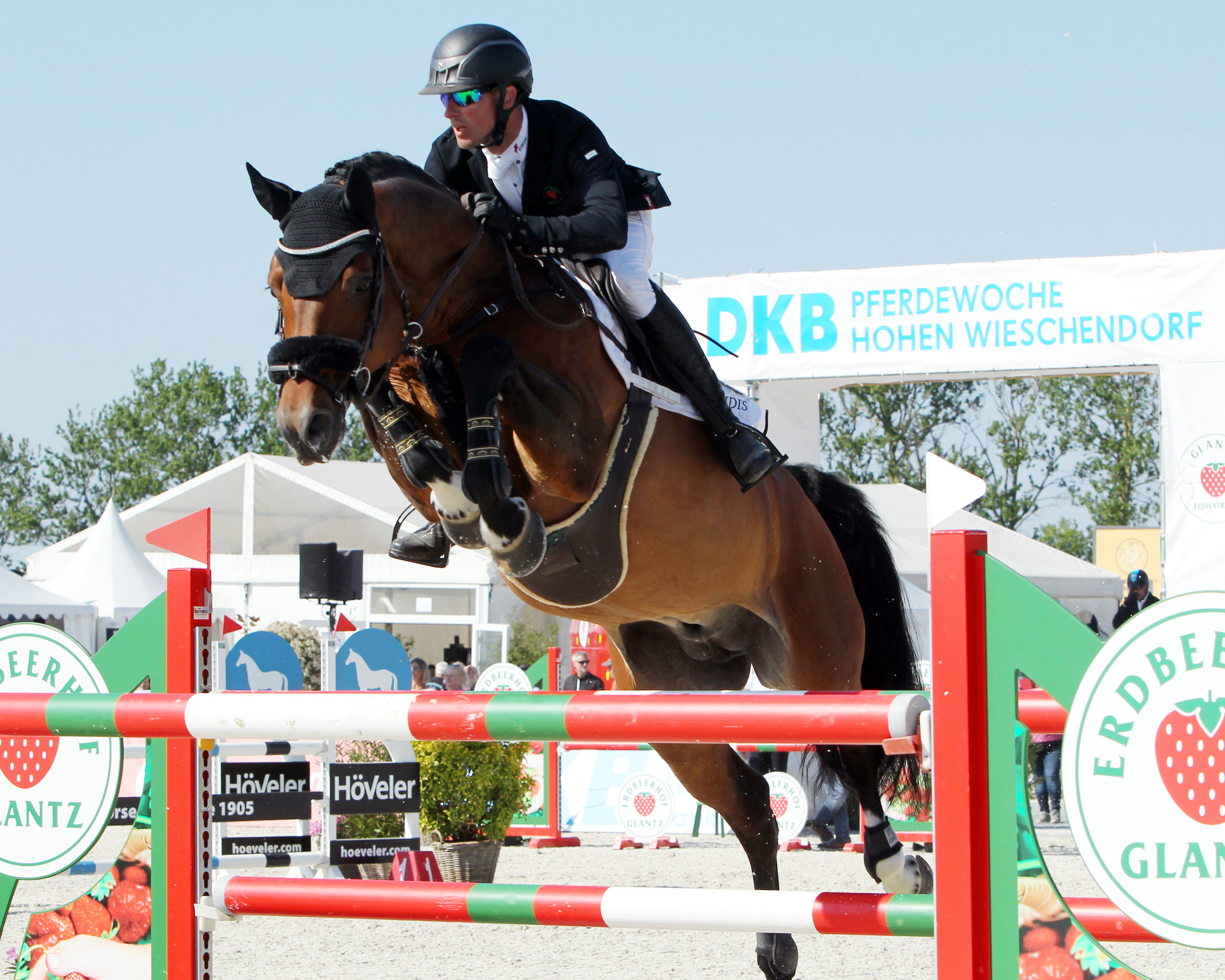 Auf Anlagenleiter Christoph Lanske kommt in diesem Jahr, was die Organisation von Reitturnieren in Hohen Wieschendorf betrifft, viel Arbeit zu. Hier mit dem Hengst Catching Fire (v. Cellestial) beim 1. CSI4* im Mai 2023 in Hohen Wieschendorf. © Jutta Wego