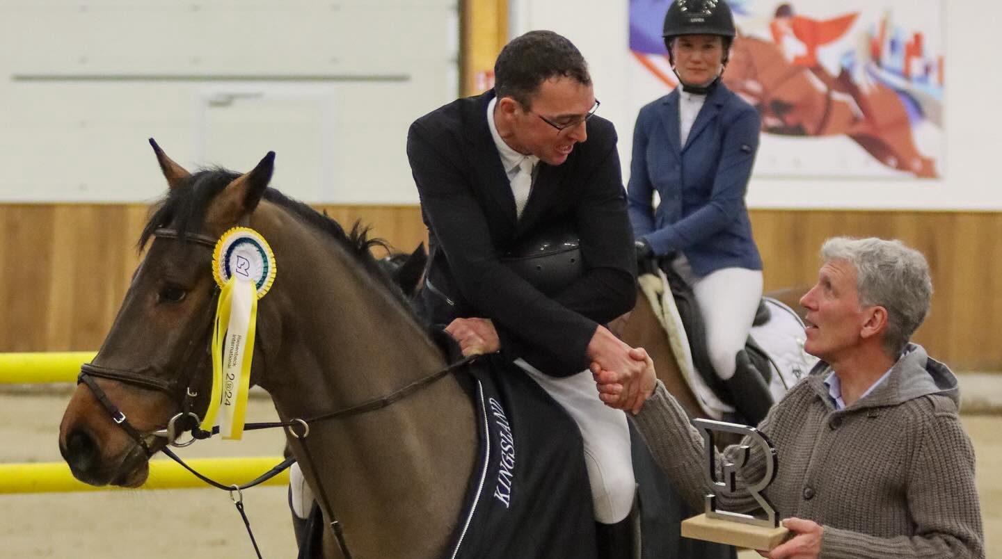 An den Vortagen wenig im Glück, gewann Michael Kölz aus Leisning (Sachsen) den Großen Preis mit dem Cellestial-Sohn Cellato mit Glückwünschen von Hausherr Ludger Beerbaum. © RI
