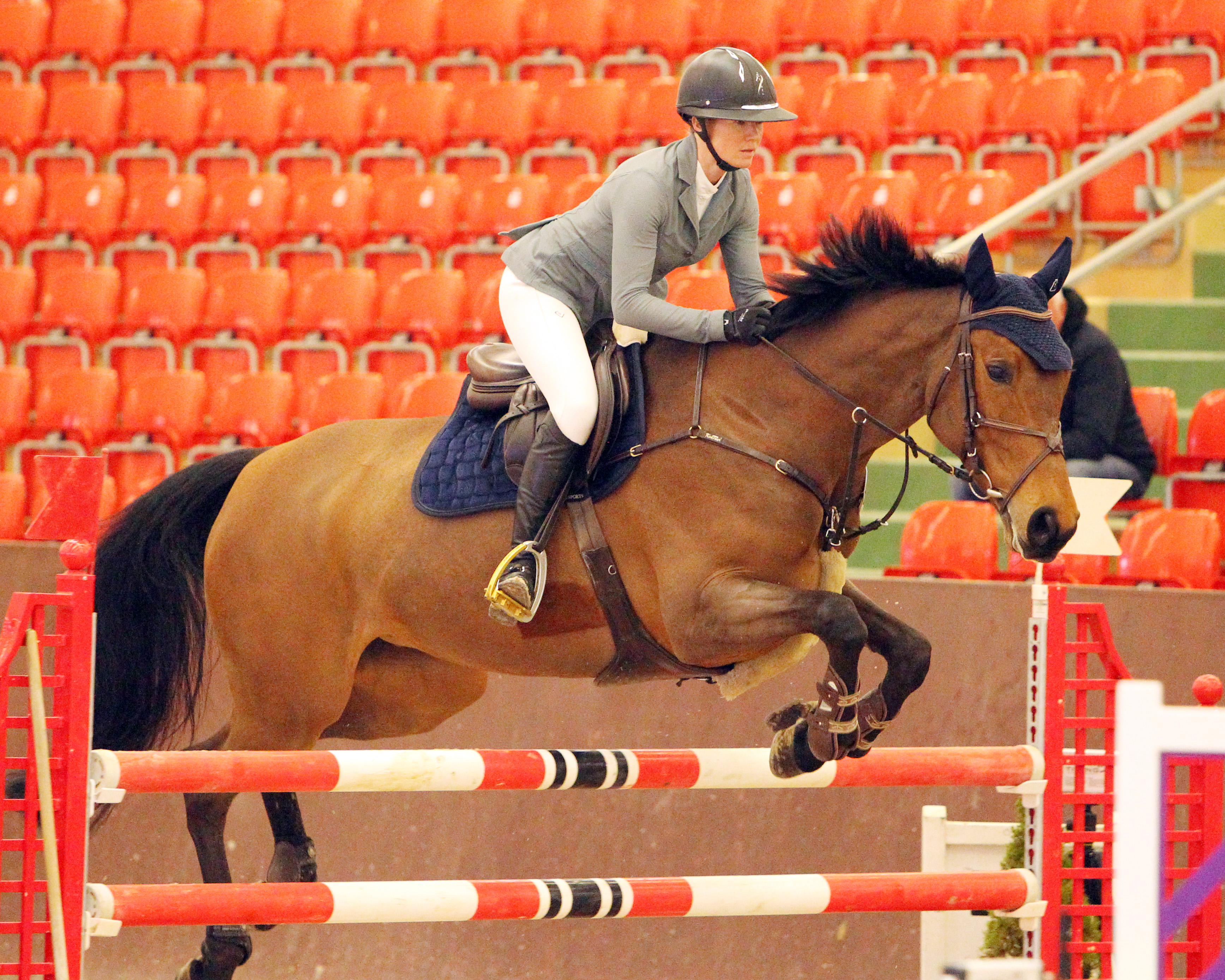 Die 40-jährige Anna Katharina Hildebrandt (hier mit der Stute Cash Girl, die sie 2023 bis M2* mit 19 Platzierungen hocherfolgreich ritt), die einst auf dem Hof Möller (Garlitz) mit dem Reitsport begann, ist zu einer der erfolgreichsten Ausbilderin für junge Springpferde geworden. Beim Springpferdetag in Redefin kam sie zu vier Siegen. © Archiv Wego