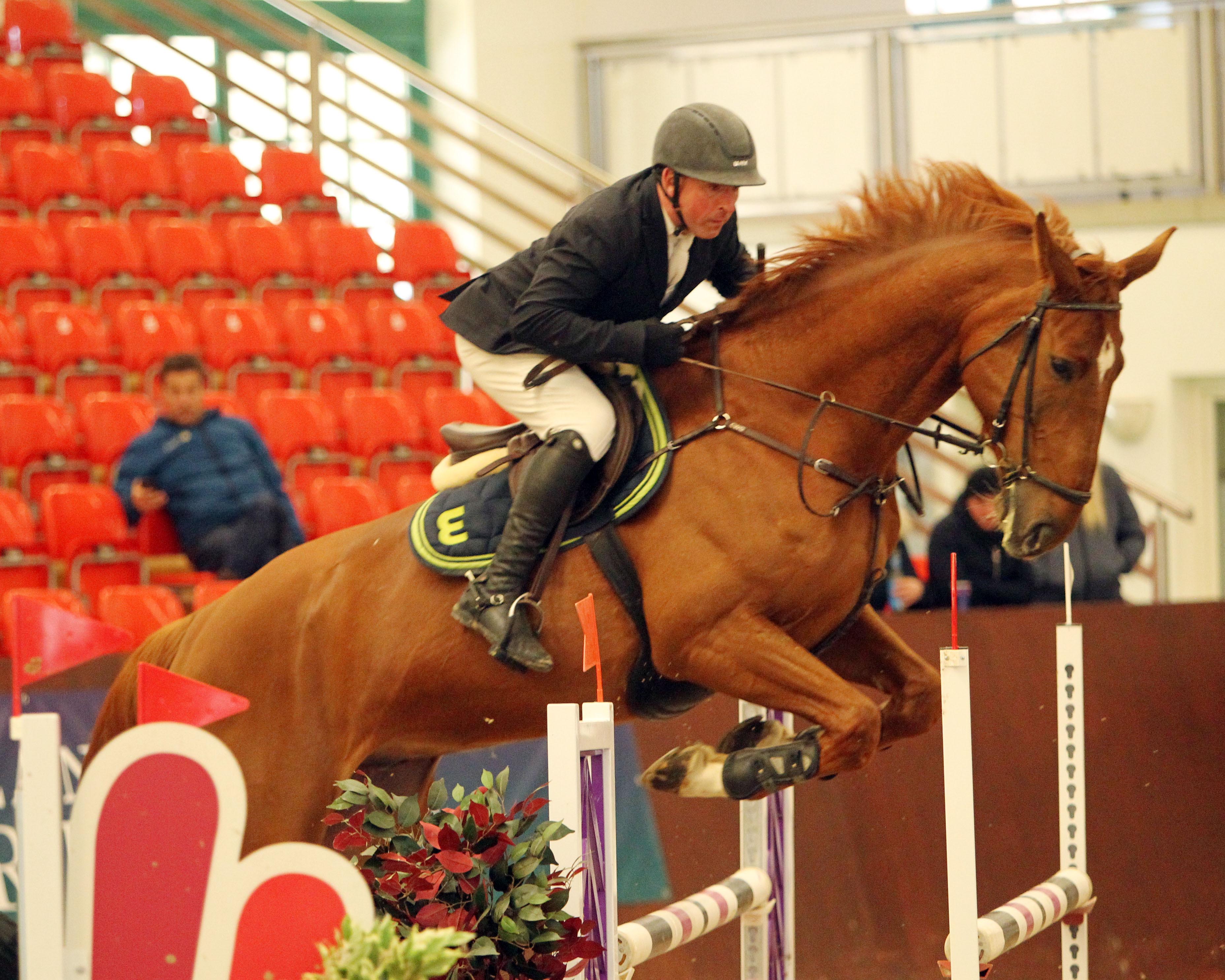 Ganz starke Auftritte hatte der 53-Jährige Jörg Möller (Garlitz), der mit dem 8-jährigen Chevalier aus familieneigener Zucht in beiden S-Springen Zweiter wurde und das Championat der S-Klasse gewann. © Jutta Wego