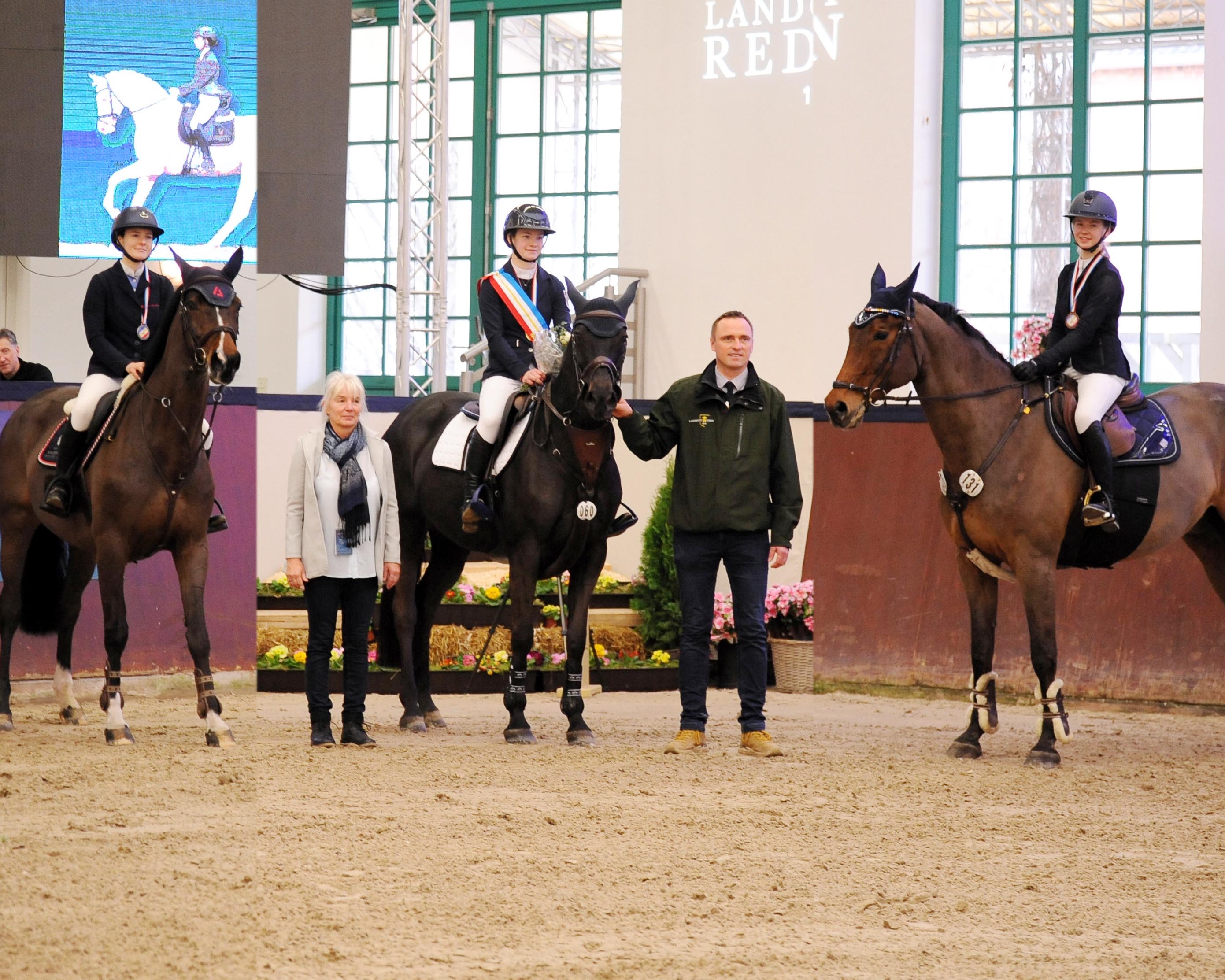 Die Medaillengewinner der U25 Nachwuchsreiter: Gold: Paula Nagel / Carmen (Gadebusch), Silber: Stelle Egger / Cira B (Schloss Wendorf), Bronze: Isabella Schröter / Conto (Eldena). © Annett Strohbehn