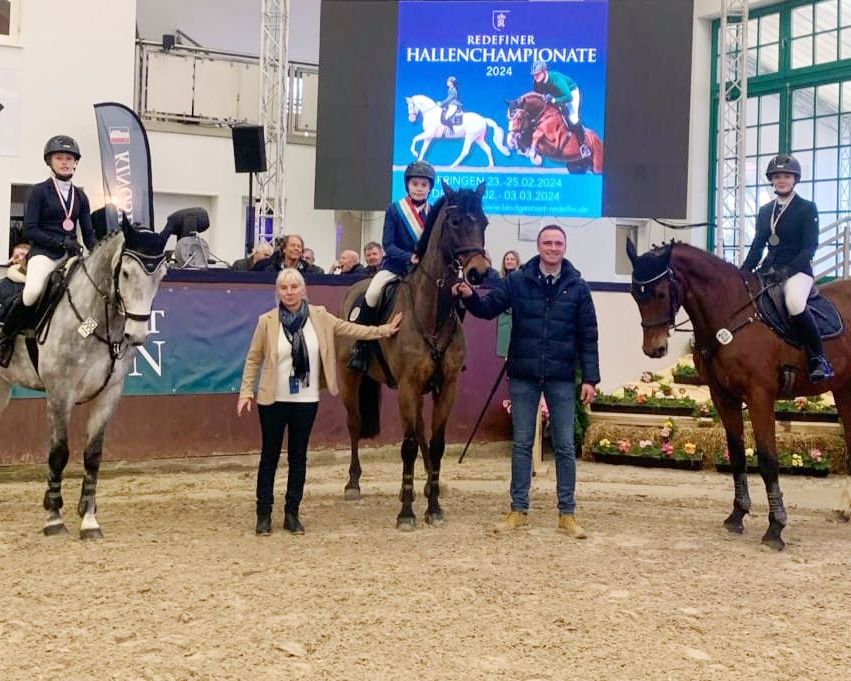 Die Medaillengewinner der U16 Children: Gold: Fritz Michel Horn / Coco Chambato (Klützer Winkel), Silber: Thea Helen Horn / Upsala (Klützer Winkel), Bronz: Charlotte Rudat / Corvey S (Redefin). © Annett Strohbehn