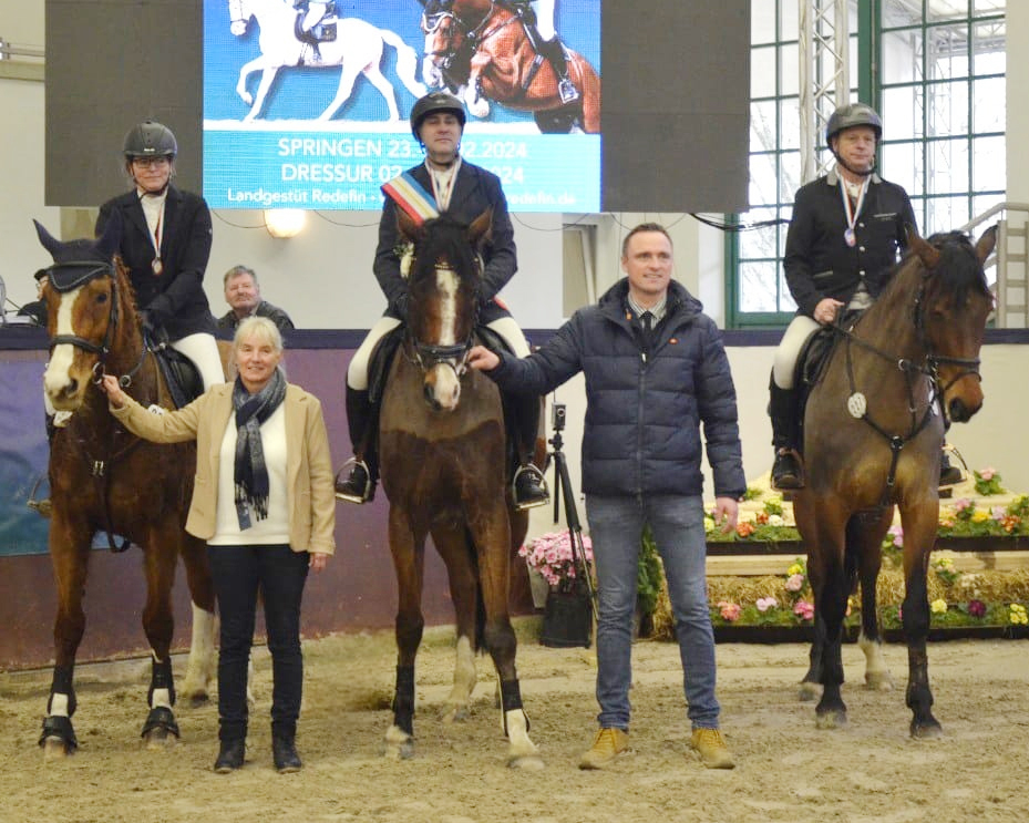 Die Medaillengewinner der Ü40 Amateure: Gold: Karsten Krohn / Charleston Lu (Seegrund Ahlbeck), Silber: Frank Polzin / Layana (Woldegk), Bronze: Julia Schweitzer / Lithana Deux (Tonnenbund Dierhagen. © Annett Strohbehn