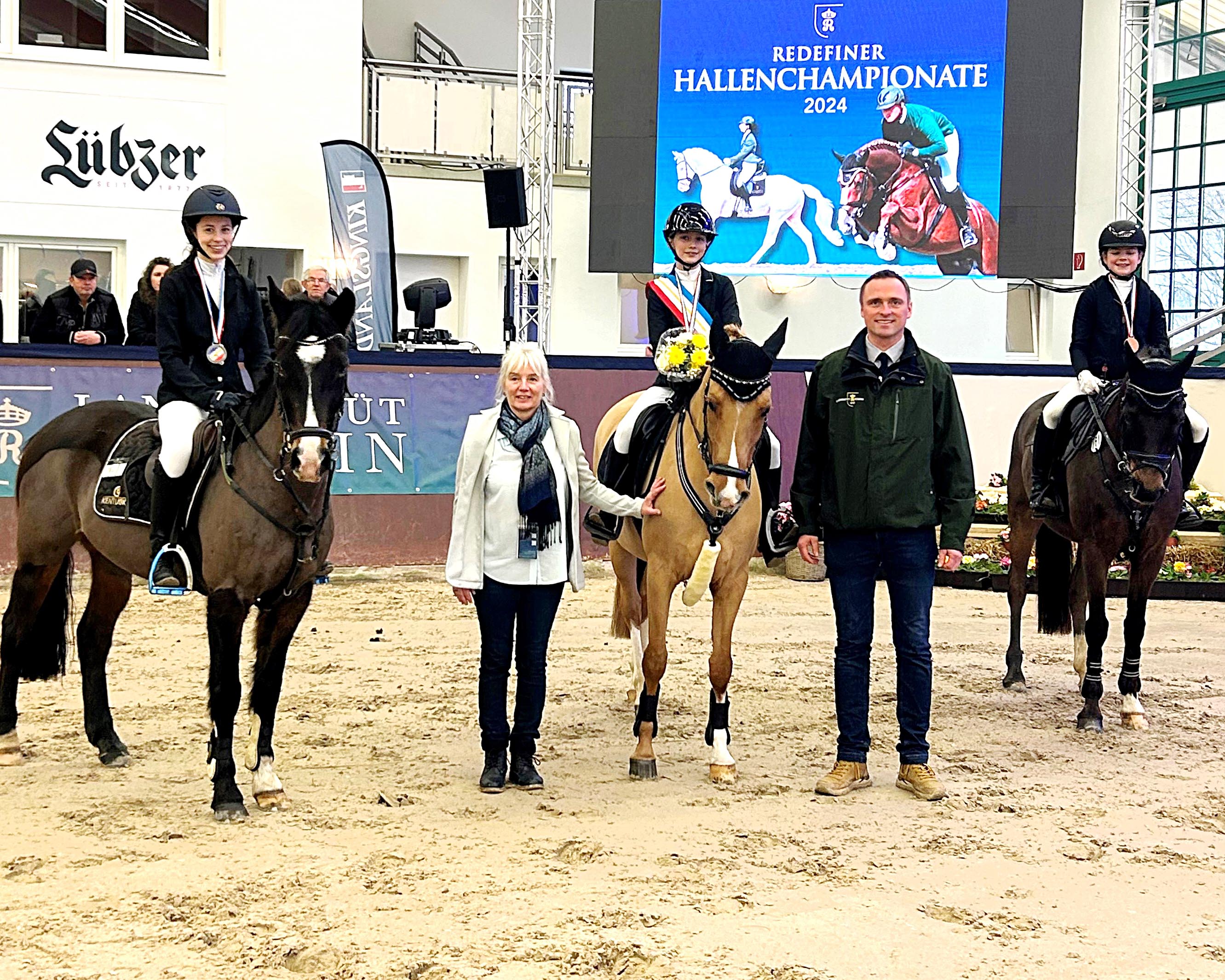 Die Medaillengewinner der Ponyreiter: Gold: Helena Mörke / PAV Vanity Fair (Dersekow), Silber: Elli Mau / Luna (Seegrund Ahlbeck), Bronze: Nina Marike Puvogel / Dobby (Trent). © Annett Strohbehn