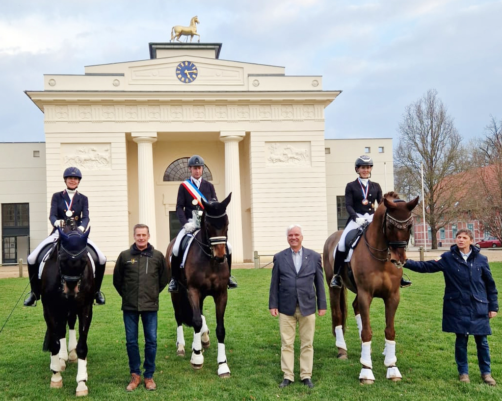 Medaillen Championatsklasse S: Gold: Ronald Lüders / Feengold (RV Güstrow), Silber: Christina Thieme / Coffee to go (RFV Landgest. Redefin), Bronze Libuse Mencke / Silberglanz (RFV Gestüt Ganschow). © Annett Strohbehn