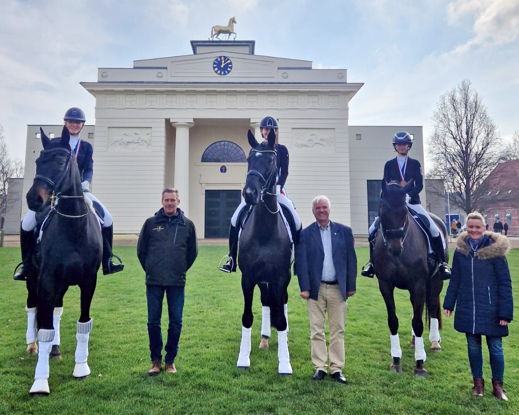 Medaillen U25 Championatsklasse M: Gold: Lana Marie Külper / De Vita (RFV Schwanheide), Silber: Antonia Kurp / UNO Spezial Hit (RV Rostocker Heide), Bronz: Lily Nele Schrenk / Quiness (RFV Trent). © Annett Strohbehn