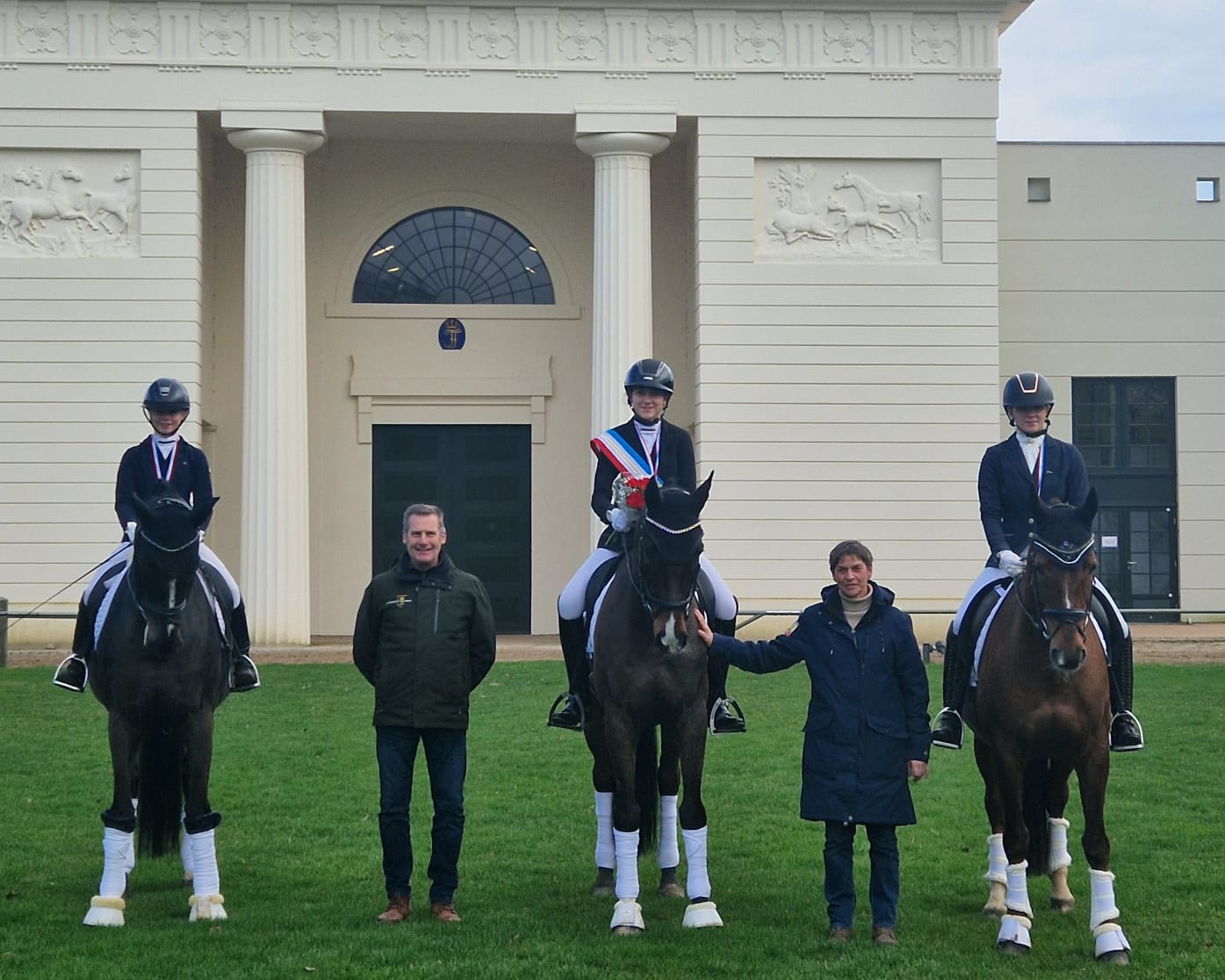 Medaillen U21 Championatsklasse L: Gold: Leoni Breitsprecher / Quantino (RSV Dersekow), Silber: Leela Meta Segebard / Patricia (ZRFV Wusterhusen), Bronze: Linja Kleinfeld / Cypres Two (RFSV Insel Poel). © Annett Strohbehn