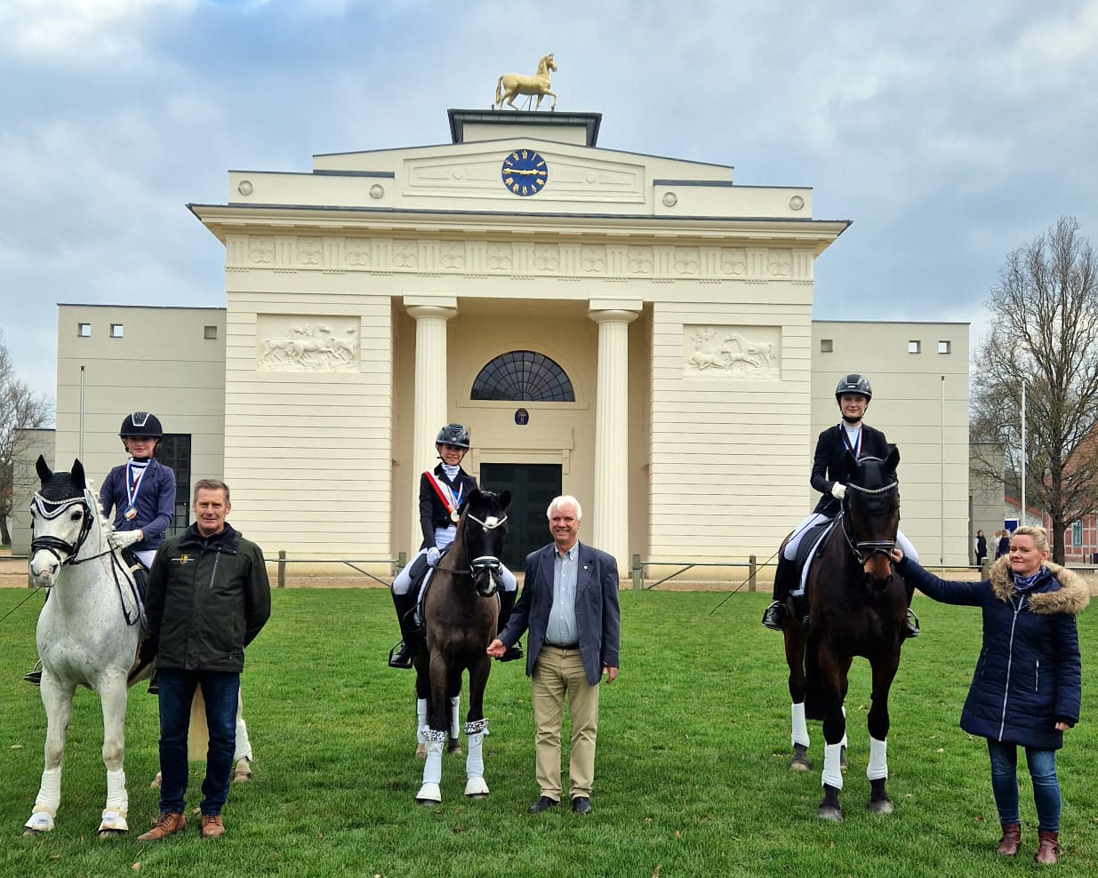 Medaillen Ponyreiter/U14 Children: Gold: Lola Marie Bittner / Chantre Noir WE (RFV Zingst); Silber: Matilda Behrens / Gronborg’s Cassius Clay (RFV Eldena), Bronze: Lina Lange / Longchamp 6 (RV Waterkant Kühlungsborn). © Annett Strohbehn