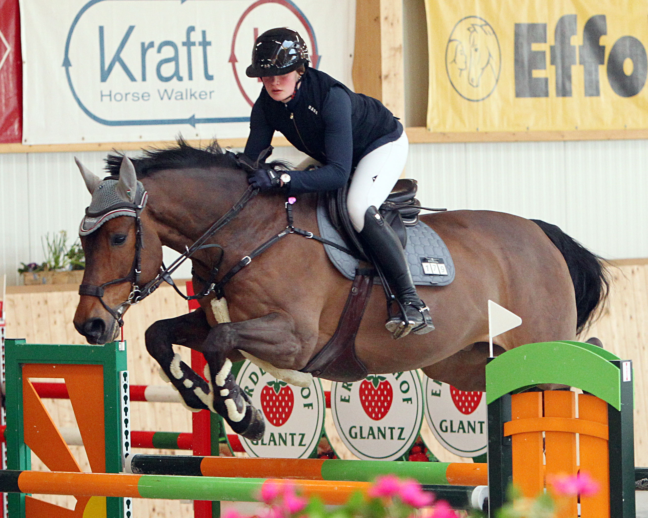 Die 20-jährige Lena Magens, die für den RV Breitenburg/SH reitet hat beim 4. Hallen-Springevent des Jahres in Hohen Wieschendorf auf dem 10-jährigen Cosmo (v. Camarque) das Hauptspringen der Klasse S gewonnen. © Jutta Wego