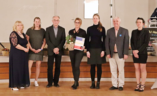 Auszeichnungen beim Ball der Pferdefreunde im KRB Vorpommern-Rügen: v.l. Birca Roos, Susan Tolle, Joachim Dähmlow, Lotta van Reemen, Andrea Conrad, Verbandspräsident Hans-Joachim Begall, der die Ehrungen vornahm und Kathrin Bodecker. © Antje Schumacher-Adoms