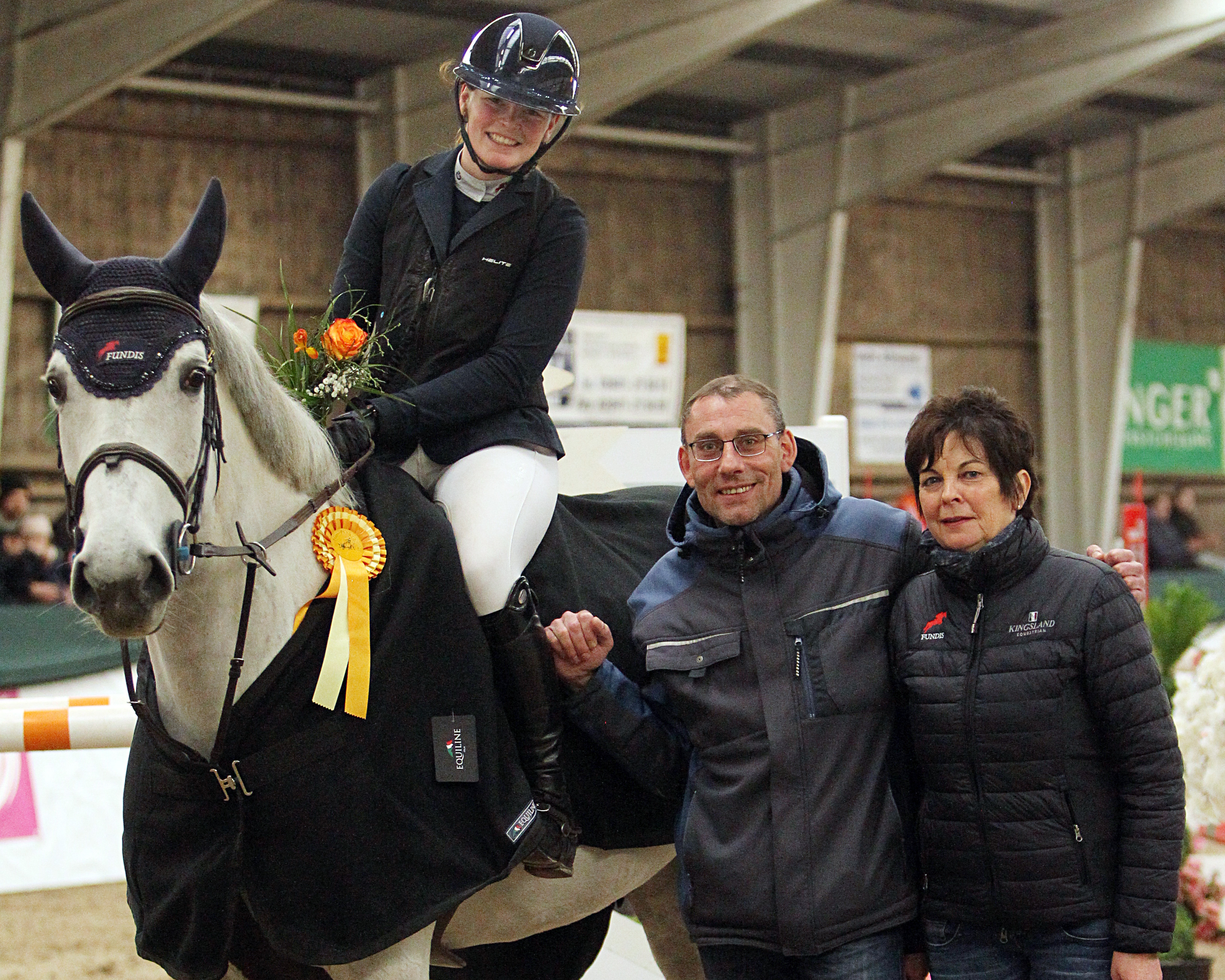 Sponsor Andreas Treu und Turnierleiterin Martina Blach gratulieren Lilli Plath zum Sieg, die ein weiteres M-Springen gewann und mit zehn Platzierungen zu den erfolgreichsten Teilnehmern gehörte. © Jutta Wego