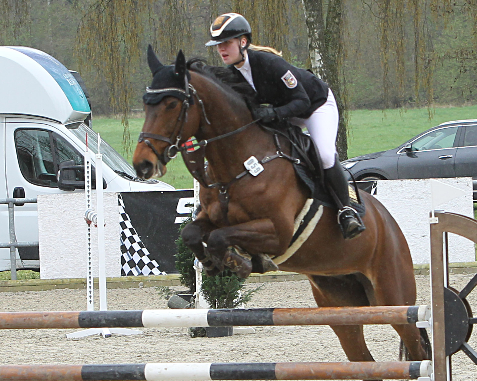 Die 15-jährige Emma Wiktor gewann mit der Cellestial-Stute Clara das Zwei-Sterne M-Springen. © Jutta Wego