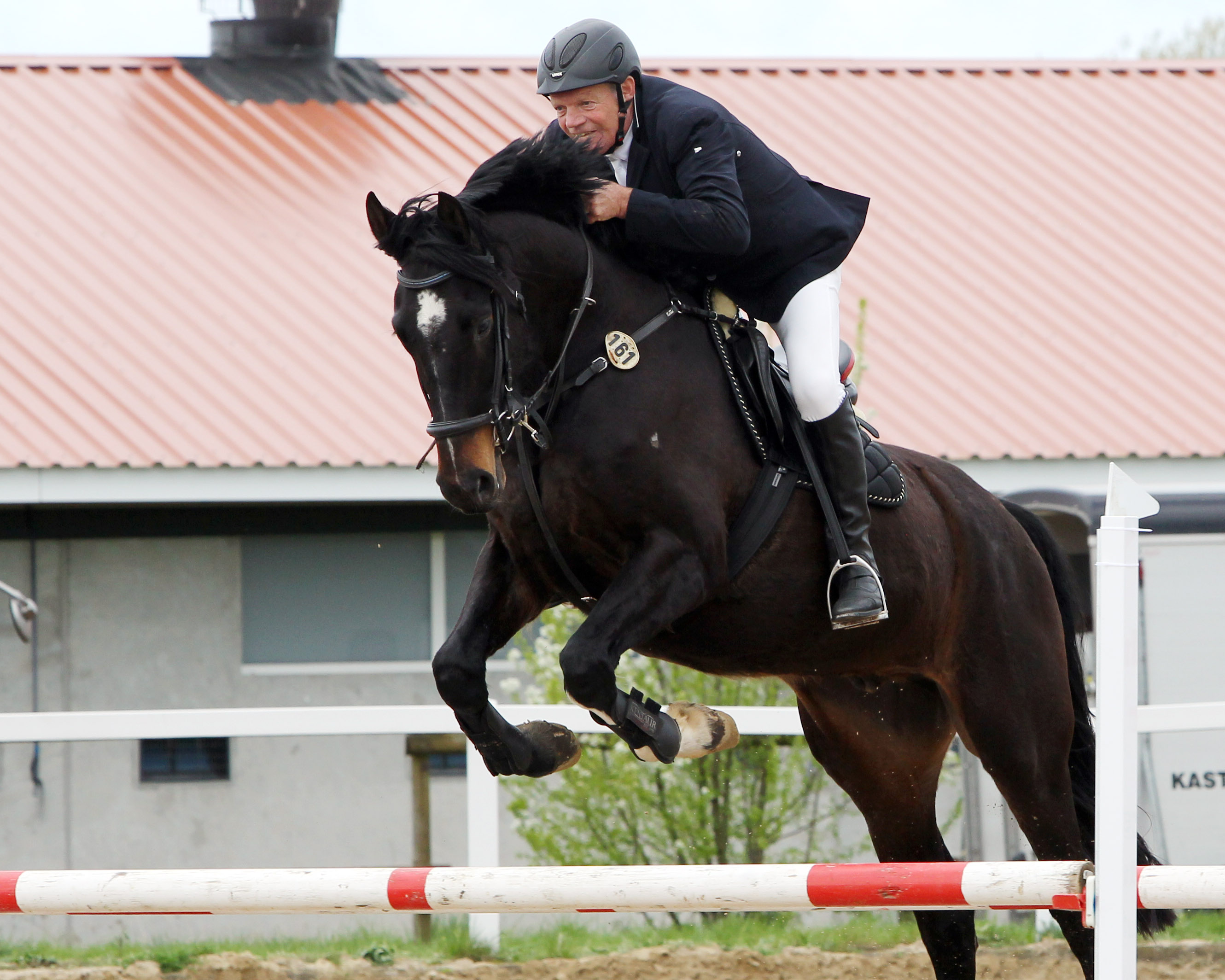 Die 1. Abteilung des Punktespringens Klasse A2* gewann mit dem 70-jährigen Henning Osterloh aus Laage der älteste Teilnehmer auf dem selbstgezogenen 5-jährigen Like Star. © Jutta Wego