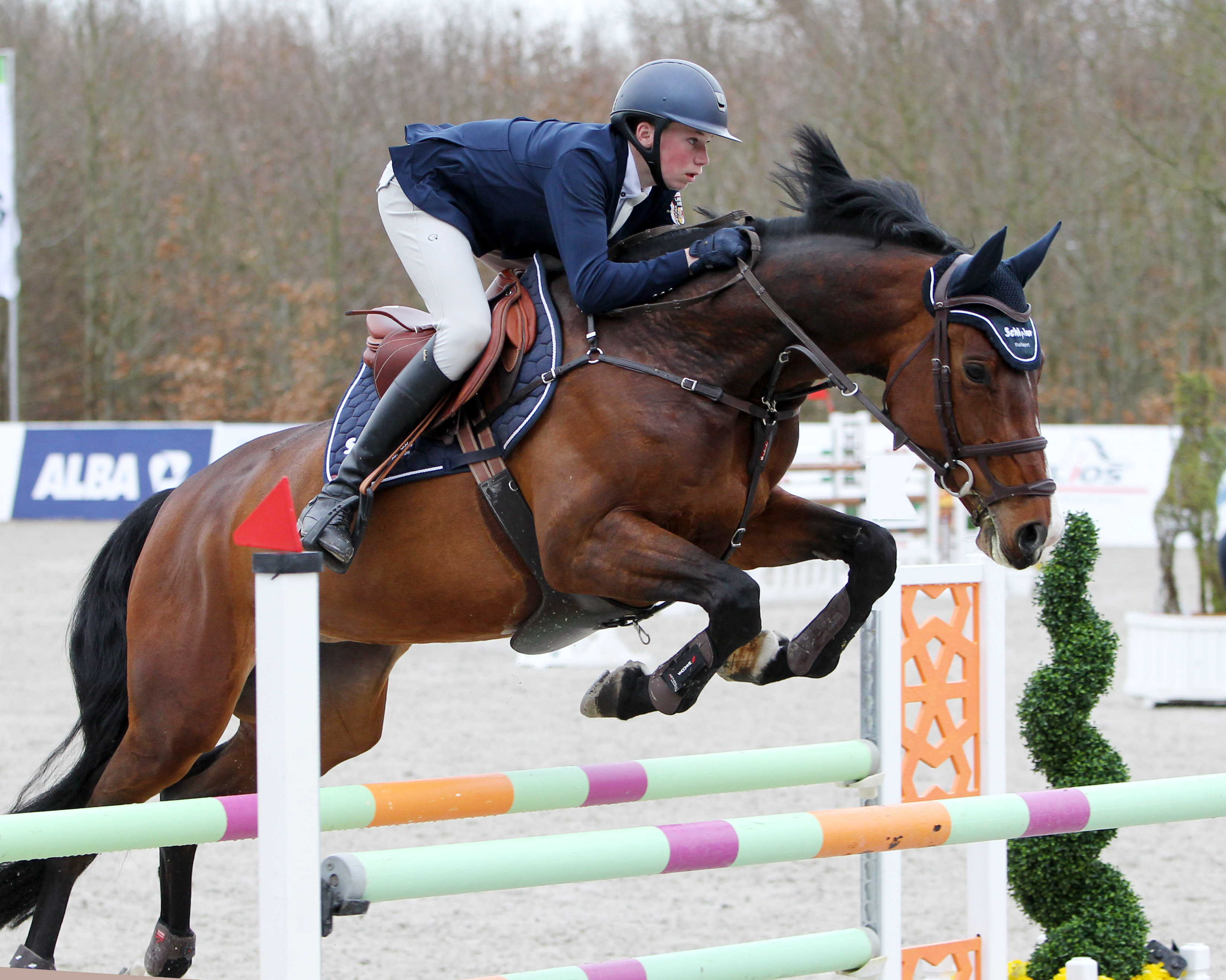 Der 17-jährige Hendrik Greve, der für den RFV des Landgestüts Redefin reitet, gewann trotz Abitur-Stress ein S1*-Springen auf der 9-jährigen Stute Helene. © Archiv Wego