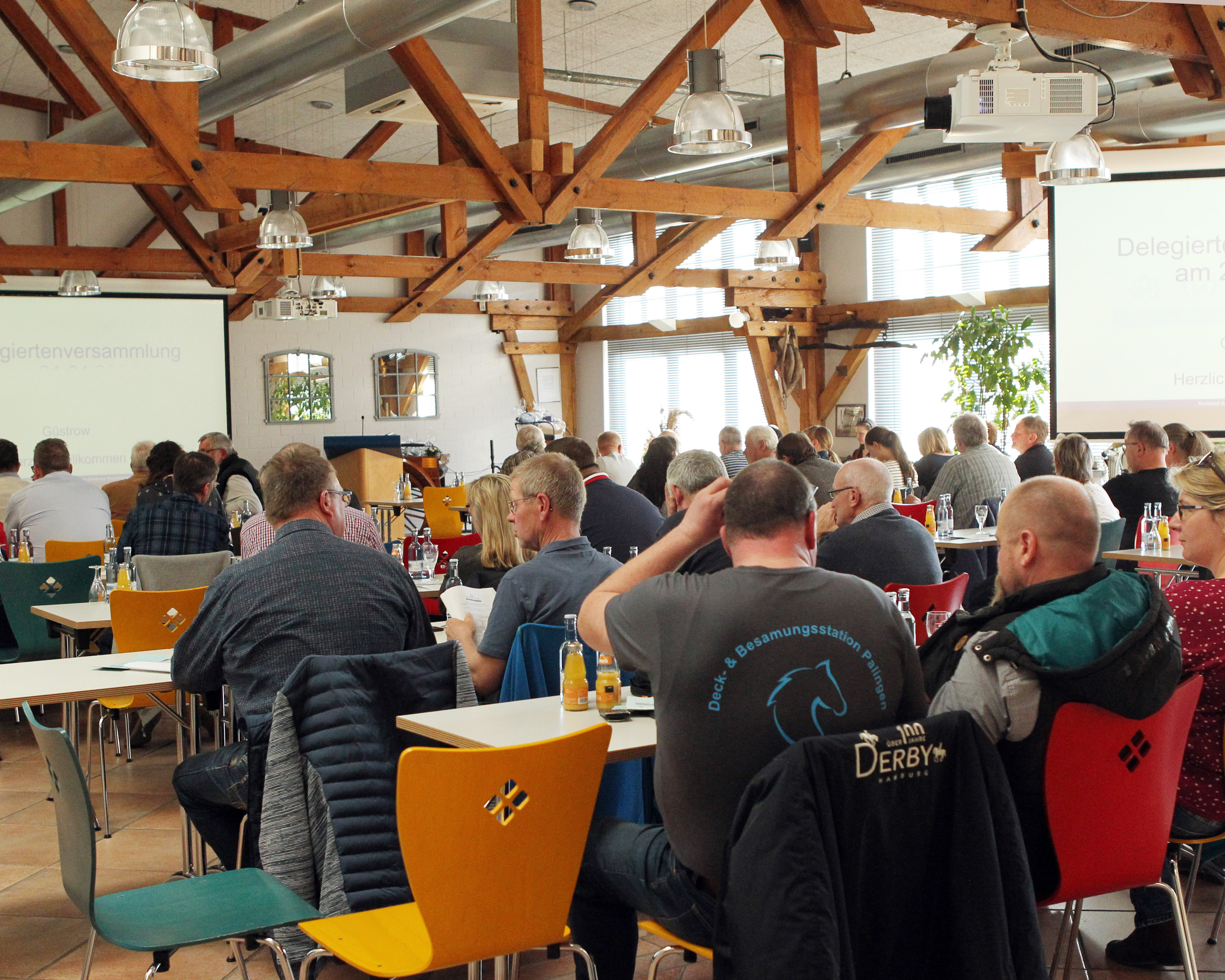 Blick in den Versammlungsraum bei der Delegiertenversammlung des Verband des der Pferdezüchter Mecklenburg-Vorpommern in der „Viehhalle“ zu Güstrow. © Jutta Wego