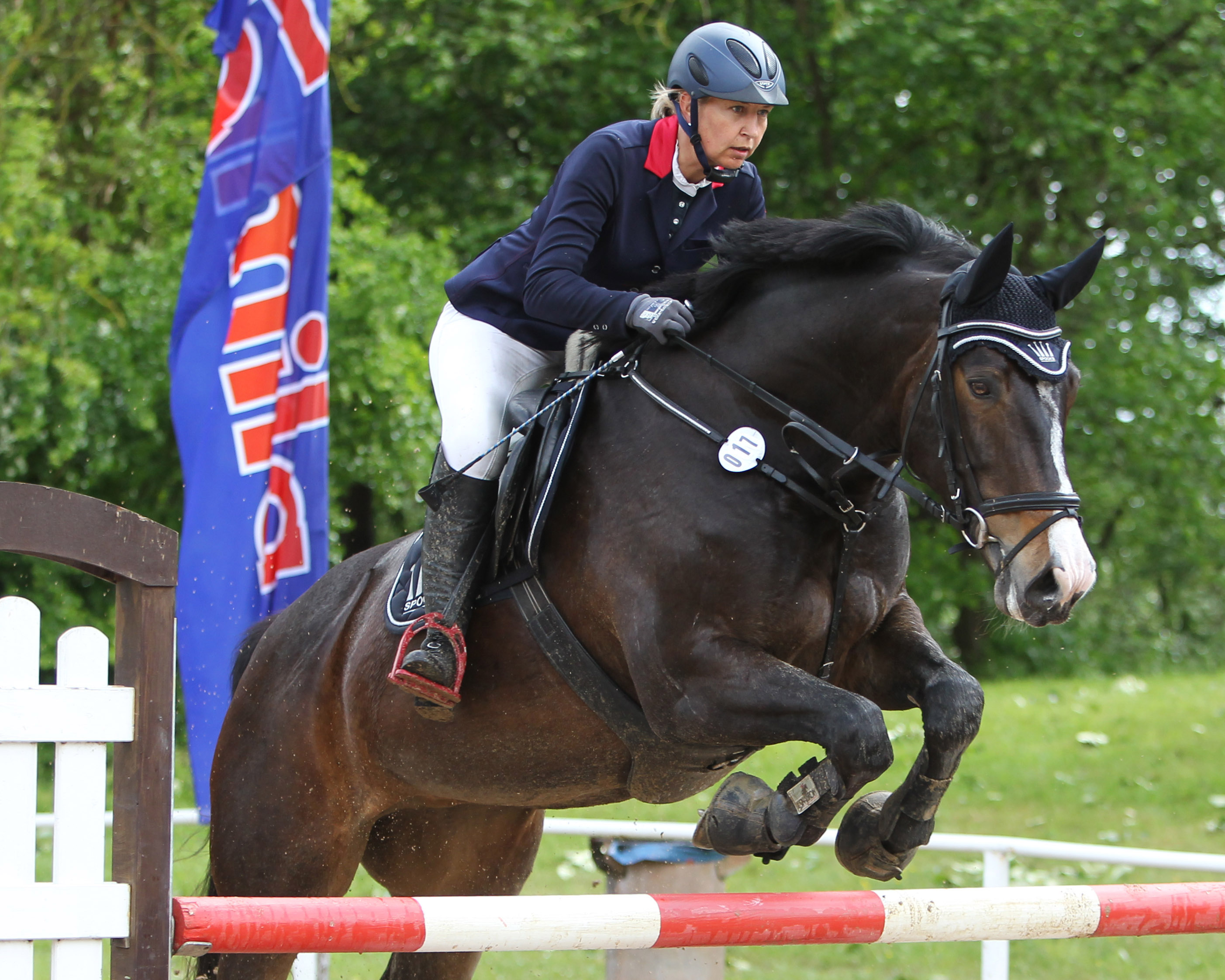 Steffi Schmiel aus Groß Vielen gewann mit Bettybrie das Hauptspringen beim Frühjahrturnier in Neubrandenburg. © Jutta Wego
