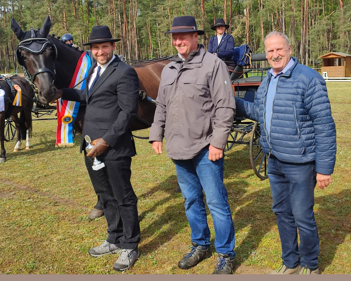 Landeschampion der Mecklenburger Fahrpferde wurde Secret Roby. Im Namen des Verbandes gratulierte Präsidiumsmitglied Dieter Brüsch (r.) auch den Züchter Jürgen Bluhm (Mitte). © Eila Wolf