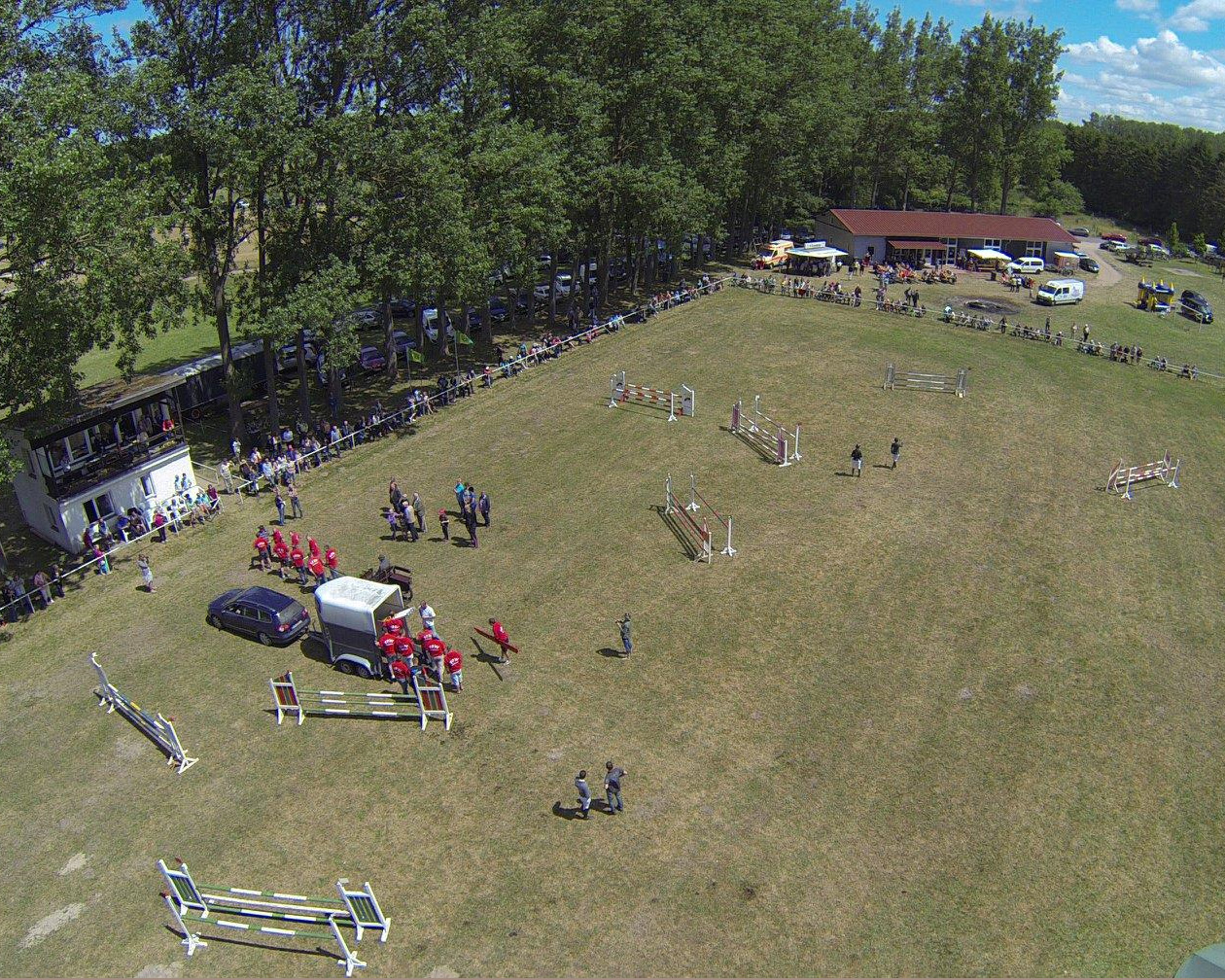 Der Turnier- und Festplatz in Alt Bukow, mit Gemeindehaus und Richterturm, umsäumt von einem alten Baumbestand, ruft am 1. und 2. Juni Reiter und Pferdesportinteressenten zum Reitturnier. Archivfoto
