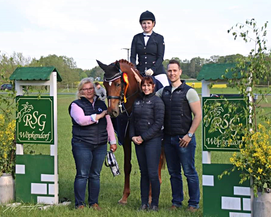 Victoria Appendino, die für den RSC Wendorf reitet, hat mit Bambina Pirata SL die M-Dressur zur Qualifikation der Fermfert Dressage Trophy für Amateure gewonnen. Das Ehepaar Fermfert und Turnierleiterin Birca Roos gratulieren. © Antje Schumacher-Adoms