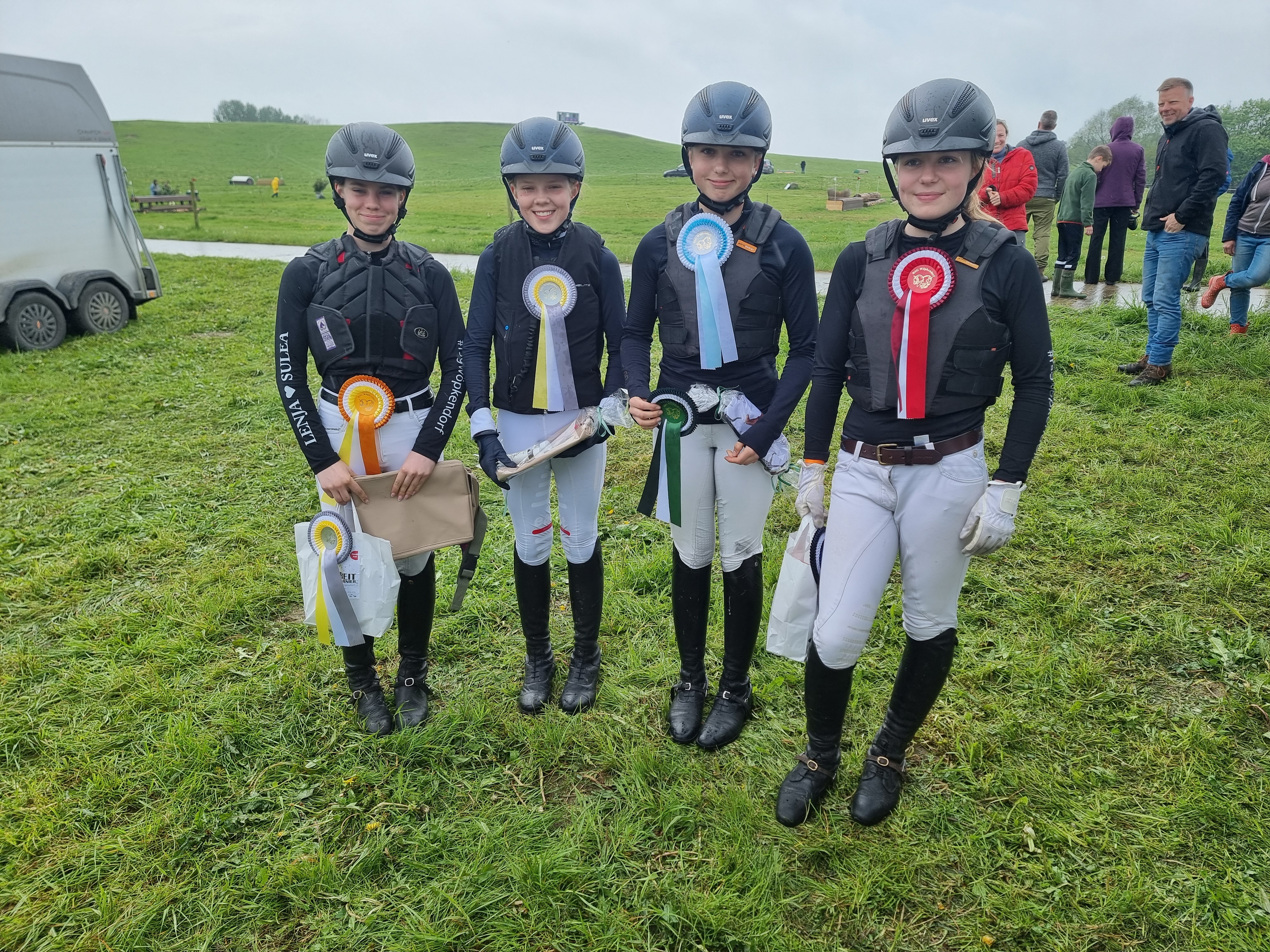 Die Siegerin und die Platzierten in der Kombin ierten Prüfung Klasse E: v.l. 1. Lenja Bos (Wöpkendorf, 2. Anna Maria Rohlfing (Wöpkendorf), 3. Mara Hartmann (Wöpkendorf), 4. Johanna Waydekin (Wöpkendorf). © Jutta Wego
