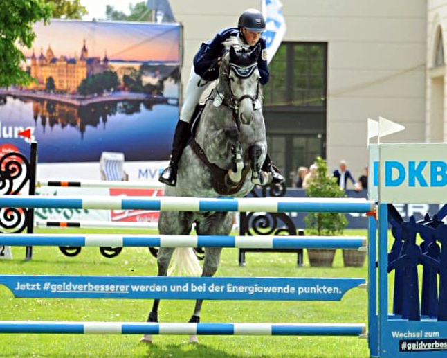 Zu fünf Platzierungen kam Nachwuchsreiter Hendrik Greve in Redefin und wurde mit Best Buddy Zweiter im Finale der Youngster Tour. © K. Greve