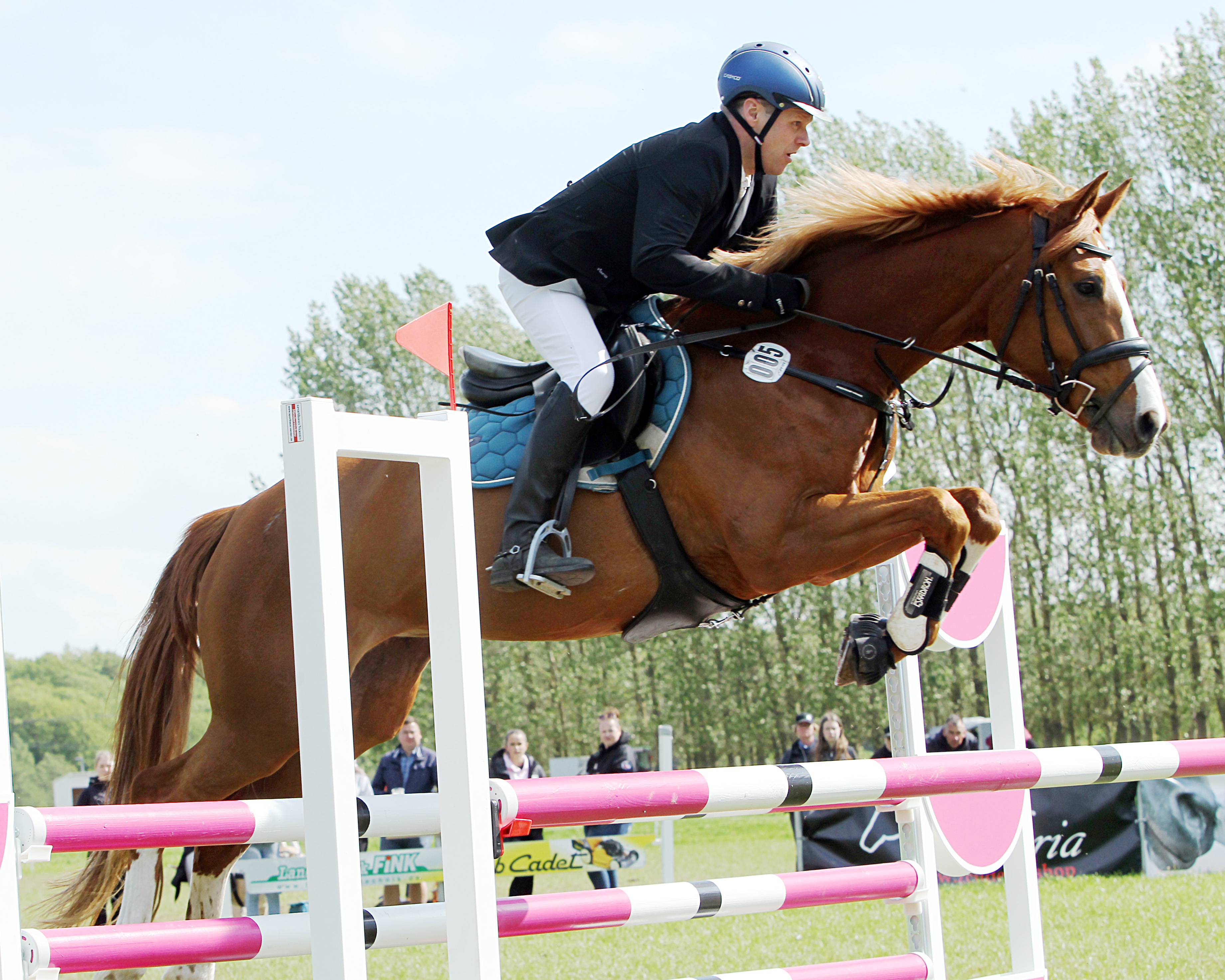 Zu den erfolgreichen Springreitern des Gastgeberverein Wusterhusen gehört Rayko Heuer, der jüngst im Hauptspringen in Dettmannsdorf mit Amy Zweiter wurde. © J. Wego