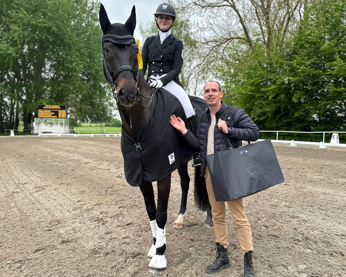Riesen Freude im Hause Kurp über den ersten S-Sieg der 17-jährigen Antonia Kurp im Prix St. Georg auf dem 16-jährigen UNO Special Hit. Sponsor Carsten Nordmann von der Firma Gartenstuhl gratuliert. © privat