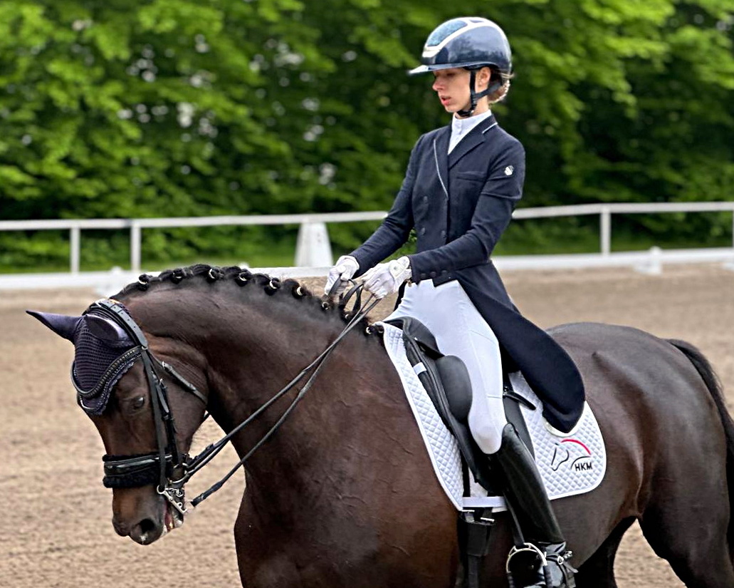 Zu den erfolgreichen Teilnehmerinnen des Gastgebervereins gehört die 18-jährige Lily Schrenk, die mit Quiness D in der S3 Dritte und im Prix St. Georg Zweite wurde. © privat