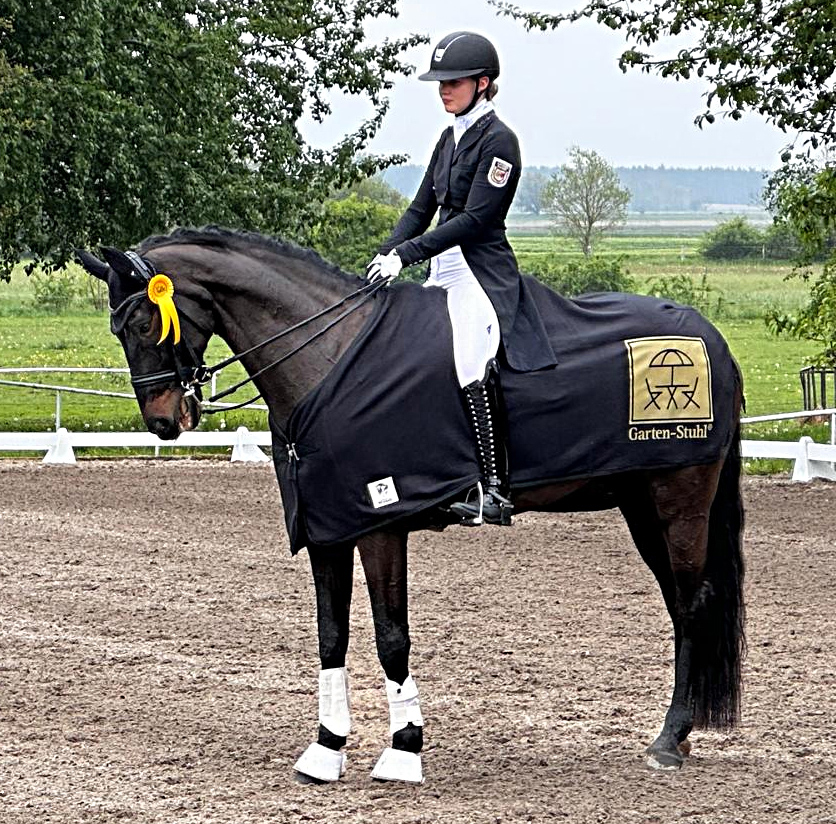 Zwei Tage nach ihrem ersten gemeinsamen S-Sieg hat Antonia Kurp aus Kloster Wulfshagen den 16-jährigen UNO Special Hit in Reez in der M-Dressur M11 auf den 2. Platz geritten. © privat