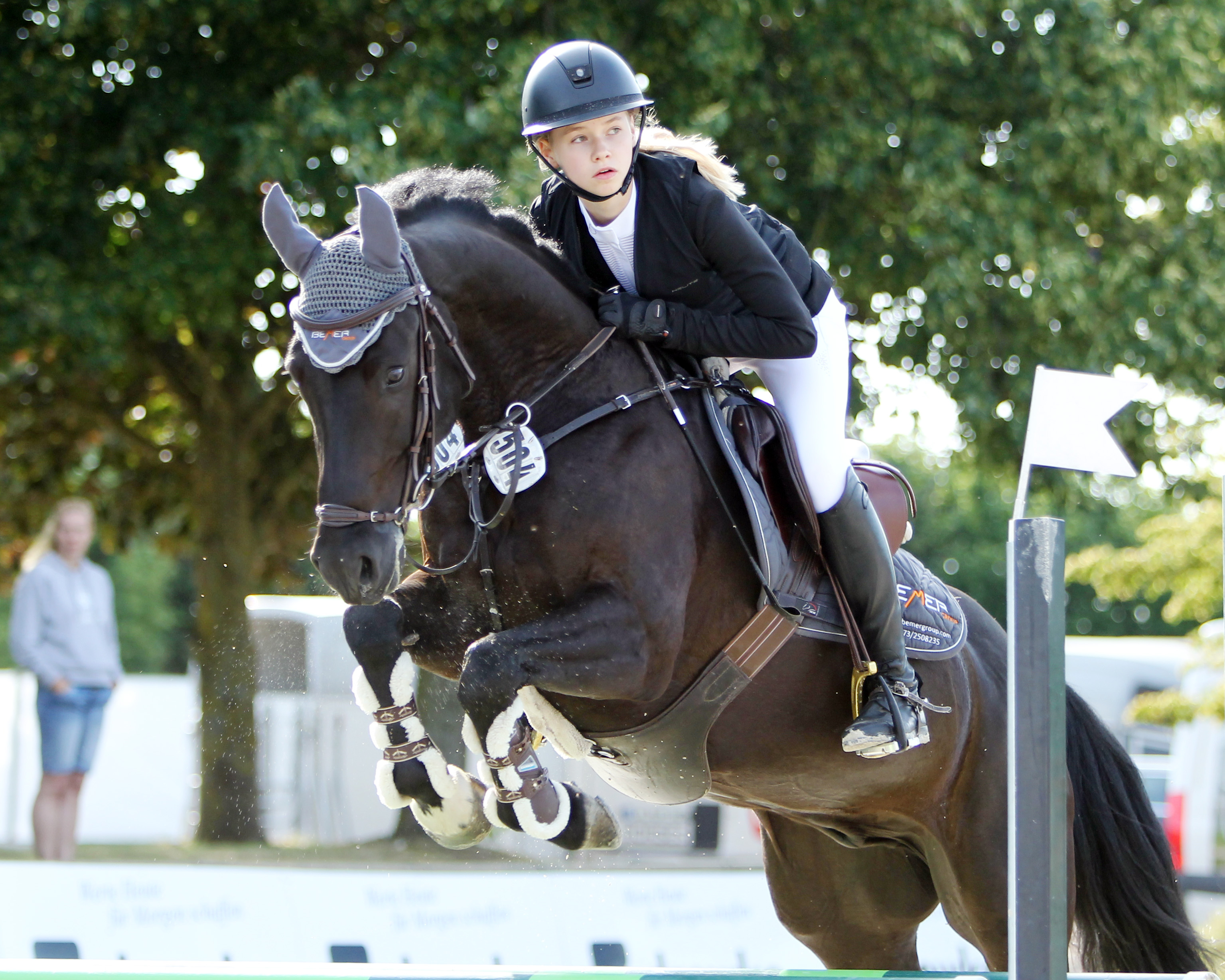 Zu zwei Siegen auf dem Pony Starpower Casall in einem A- und L-Springen kam Landeskader Mitglied Isabella Schröter, die Tochter des Turnierleiters. © Archiv J.Wego