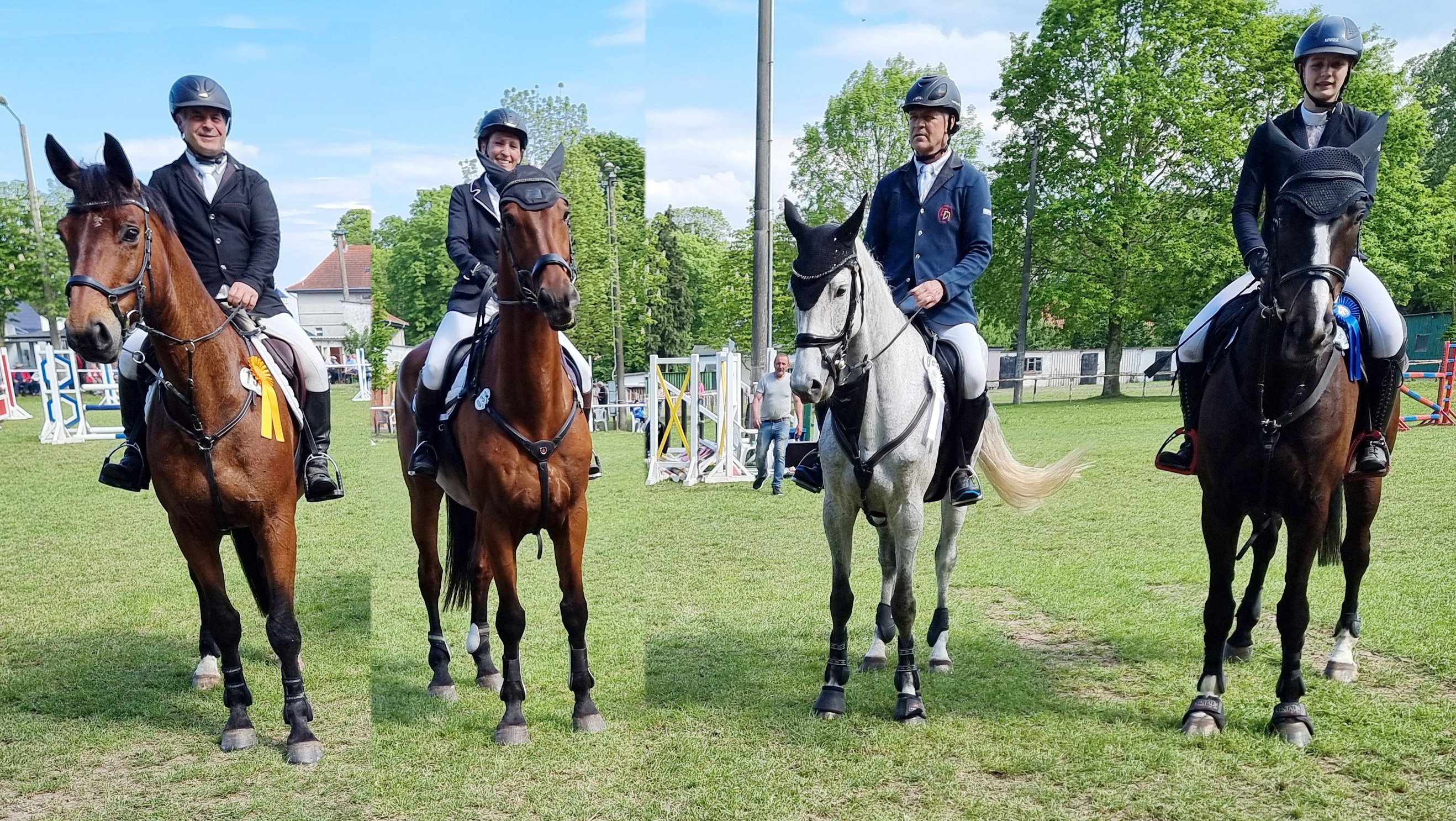 Siegerehrung im L-Springen mit steigenden Anforderungen: Falk Zeller mit Quinn (Stralsund), Susanne Niemann mit Casco Casanova (Obermützkow), Dirk Duffner mit Cosma (Horst) und Elisabeth Carl mit Corbinian Rose (Ritzerow). © J.Wego