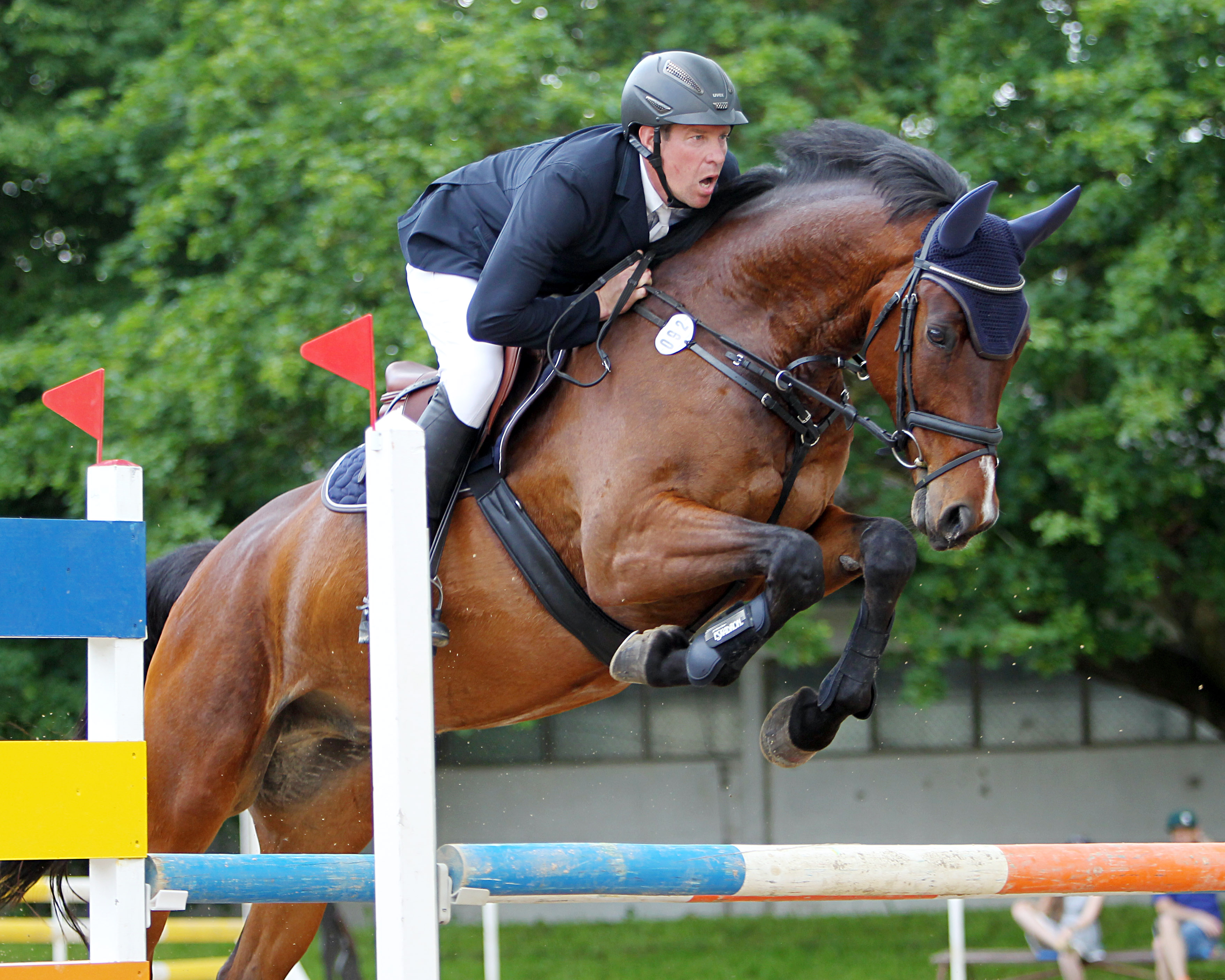 Für den Gastgeber Dummerstorf reitet Christian Maciej der am Sonntag im L-Punktespringen mit Conjana Zweiter wurde. Das Foto zeigt ihn mit Cortino FM. © J.Wego