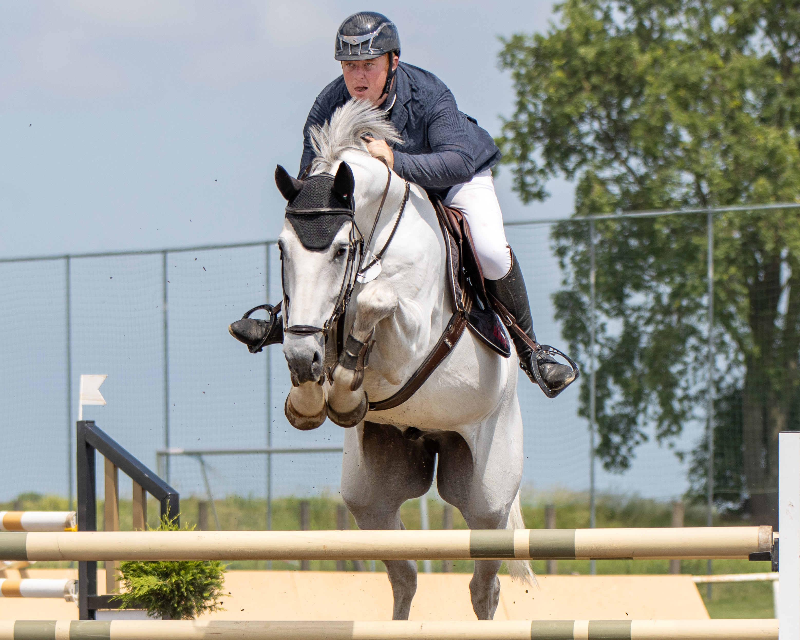 Christoph Maack vom Gastgeberverein gewann mit Con Hedino das Zwei-Sterne Punktespringen Klasse M und wurde mit insgesamt 18 Platzierungen, darunter 5 Siege, erfolgreichster Reiter. © Sophia Boge