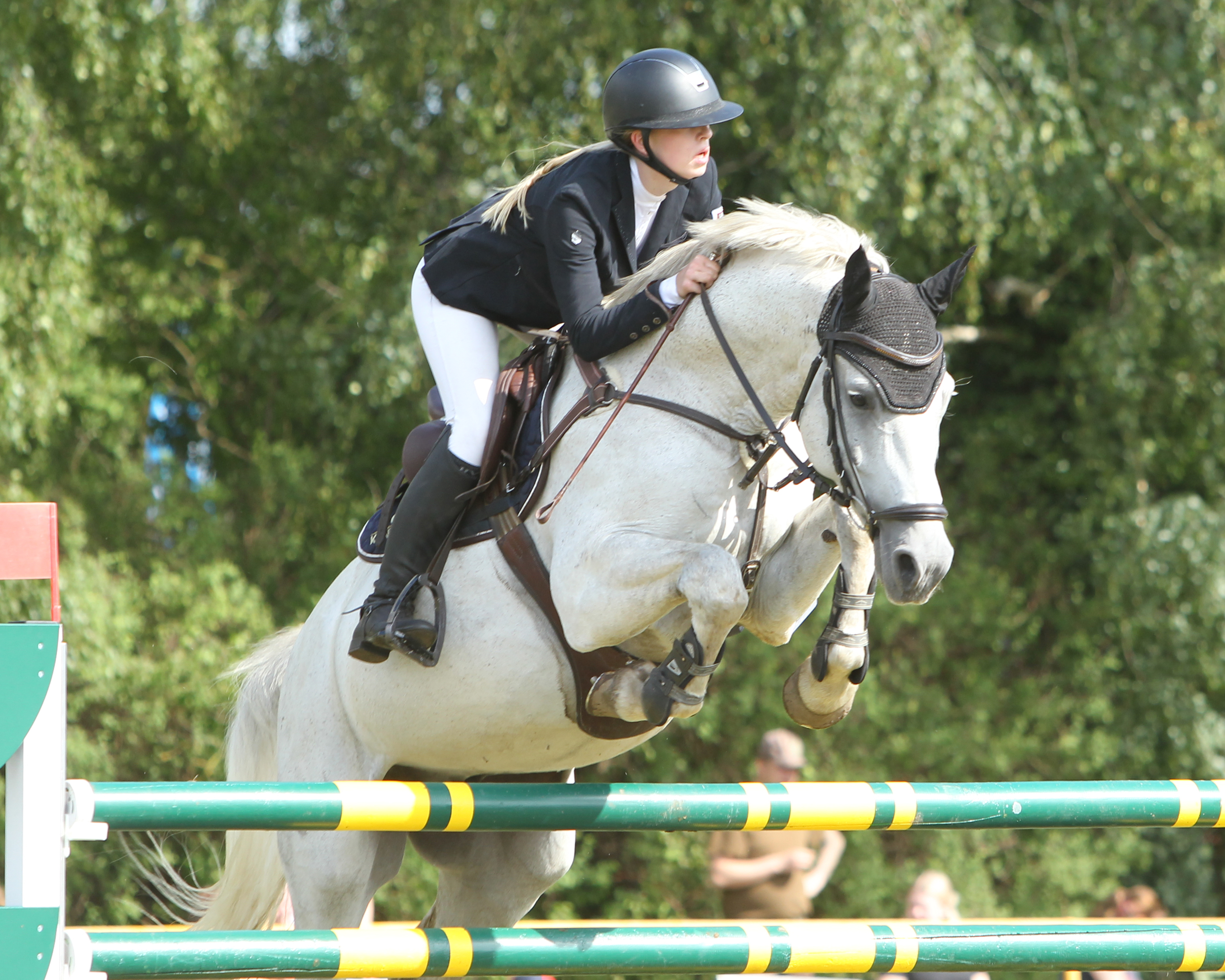 Auf dem 11-jährigen Schimmel Catalano wurde Alina Maack, die für Redefin reitet, nach Stechen Zweite im Großen Preis. © J.Wego