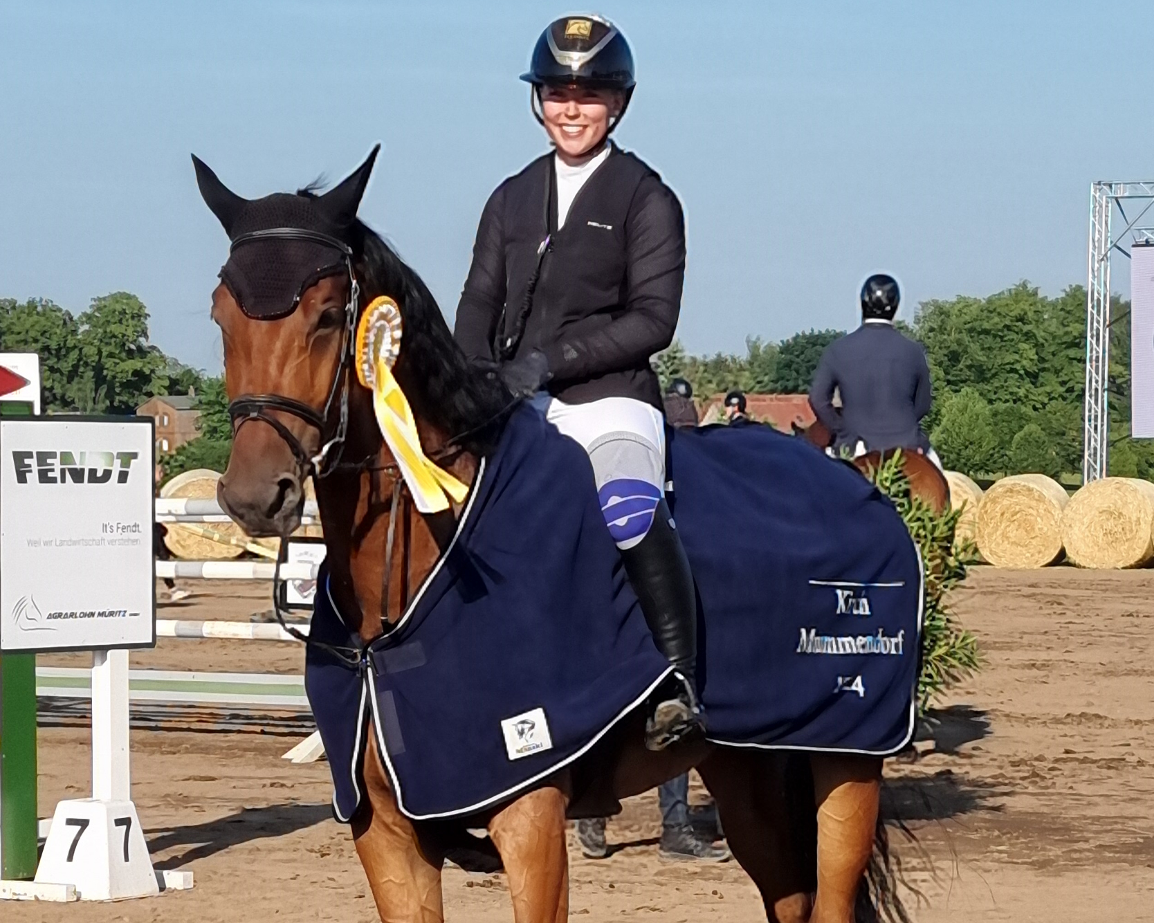 Riesenfreude bei der 15-jährigen Linea Makowei (Gadebusch) und ihren Eltern zum ersten S-Sieg im U25 Springen auf Vitamine du Village. © J.Wego