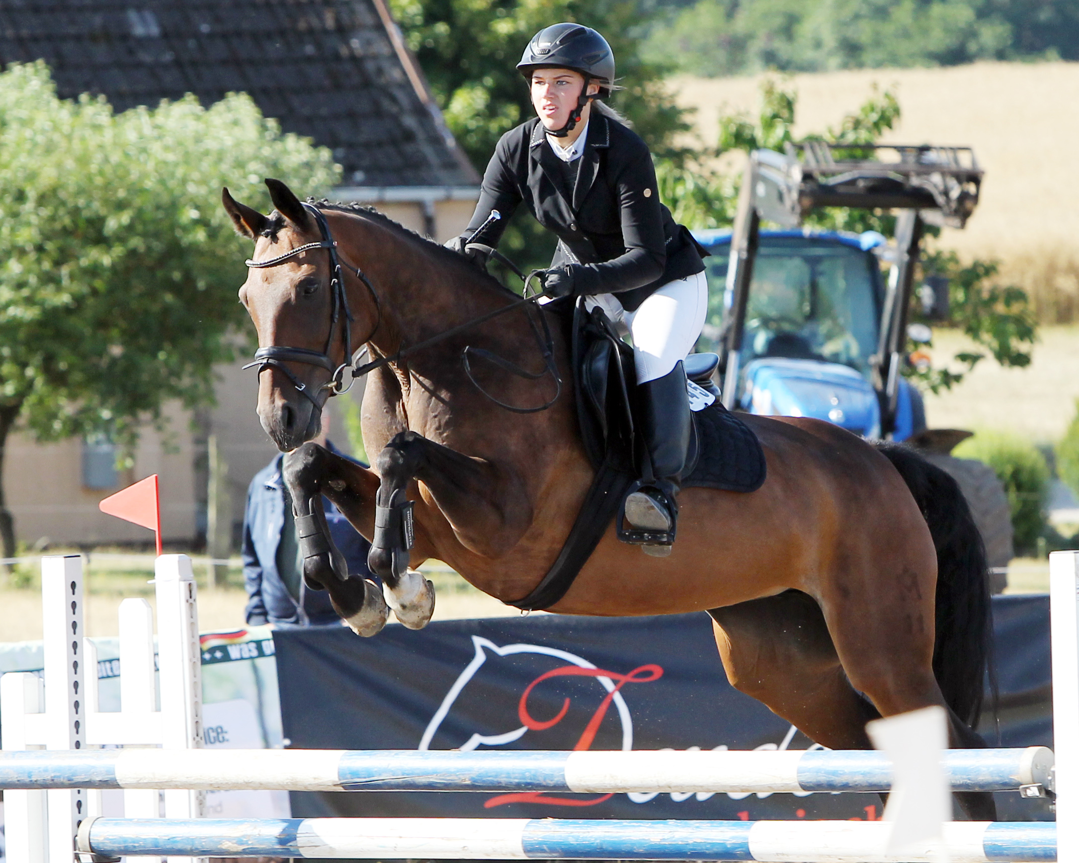 Zwei L-Springen gewann Michelle Krüger für den Gastgeber mit Fidersonne. © J.Wego