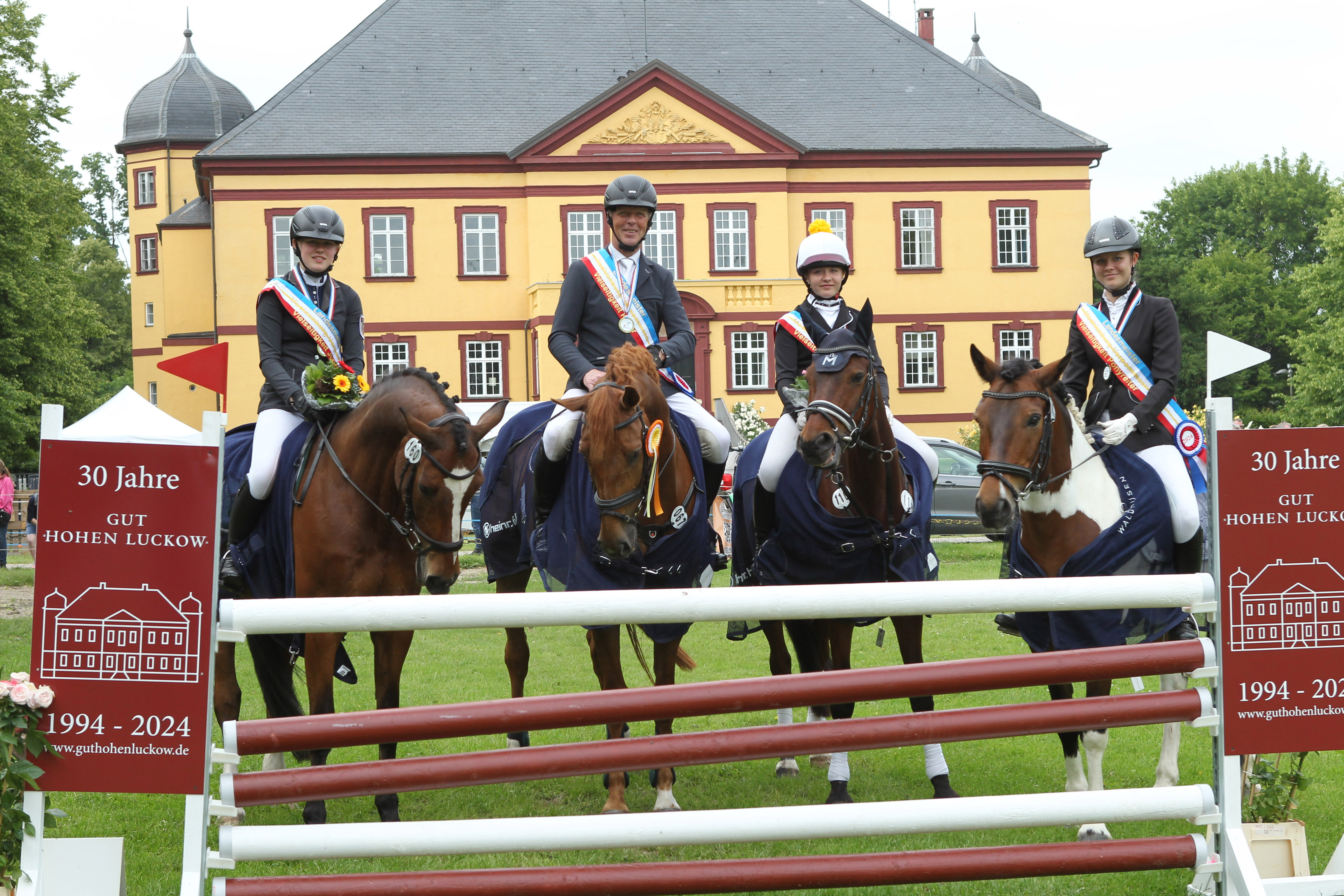 V.l. Annelie Kühl (U25, Philipp Riedesel (Ü25), Jasmin Staege (U16 Children), Jonna Betty Ziche (U16 Pony). © J.Wego