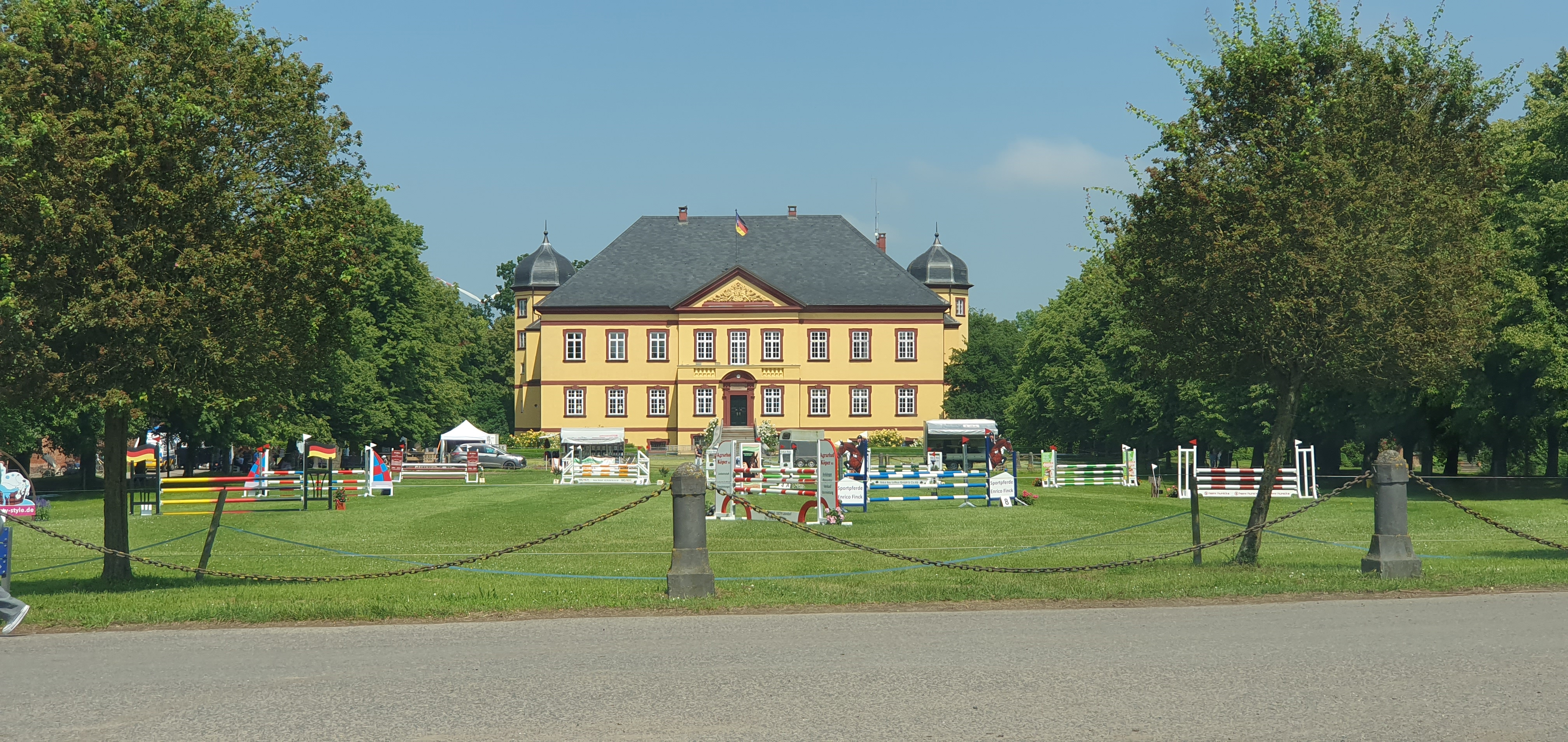 Der Springplatz in Hohen Luckow vor der malerischen Kulisse des Gutshauses. © J.Wego