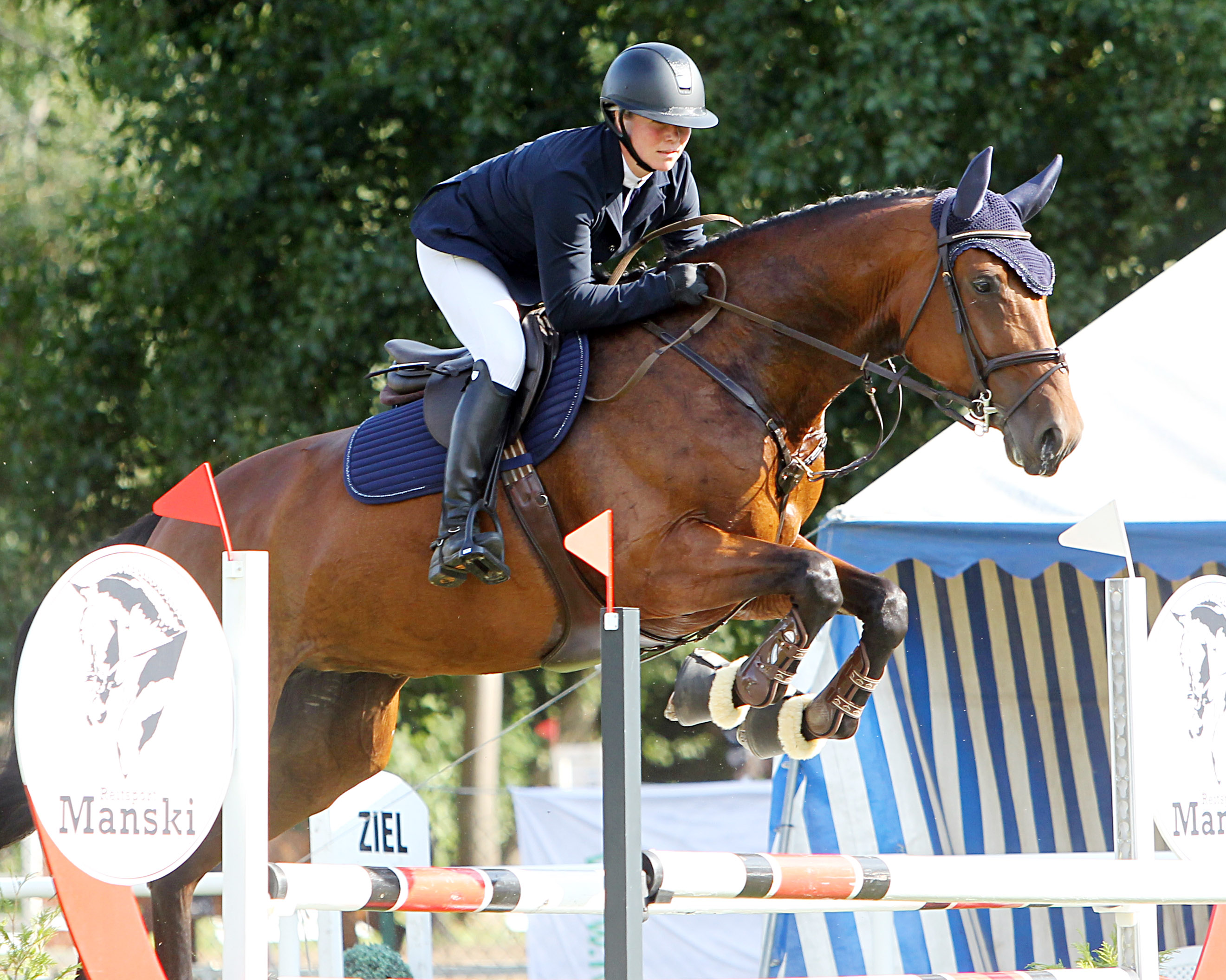 Ihr brillantes Reitstil drückte sich bei Steffi Rauschenberg aus Brunn mit dem Sieg im Stilspringen Klasse L auf der selbst gezogenen Stute It’s Inge aus. © J.Wego