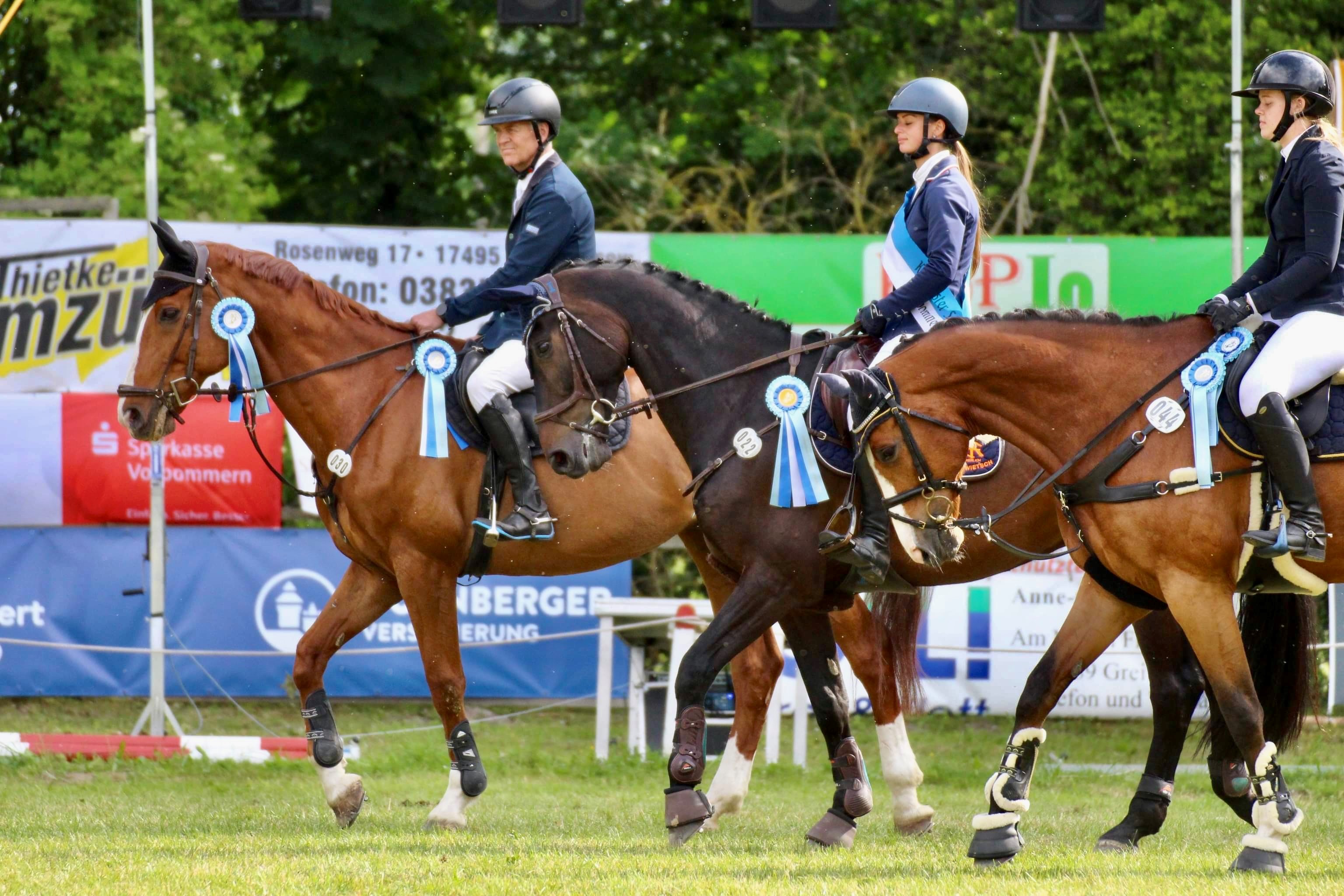 Die Medaillengewinner im Springen der Reiter ab 22 Jahre: v.l. Dirk Duffner (Dersekow), Lea Harke (PSV Kastanienhof-Wietsch und Luzie Schwinge (RV Weitenhagen). © Michelle