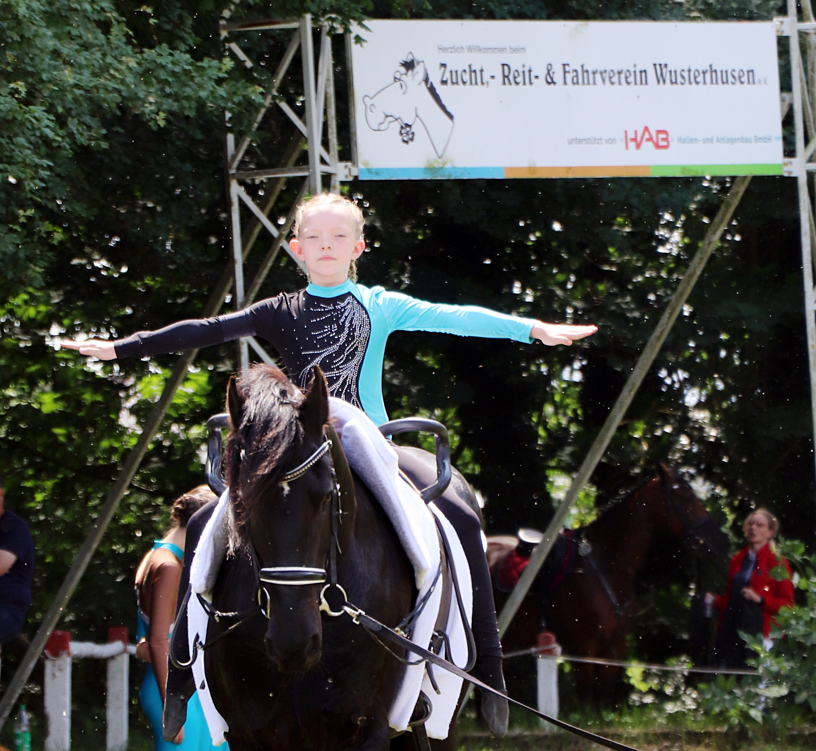 Voltigieren ist ein Kernbereich im ZRFV Wusterhusen. Beim Turnier hatte Eleonor Wendt auf Jelke mit Longenführerin Tina Dornquast einen Showauftritt. © Michelle