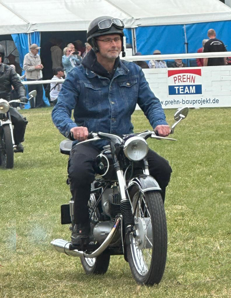Einen Showauftritt hatten auch die Oldtimer Motorrad-Freunde Nord-Ost. © Michelle