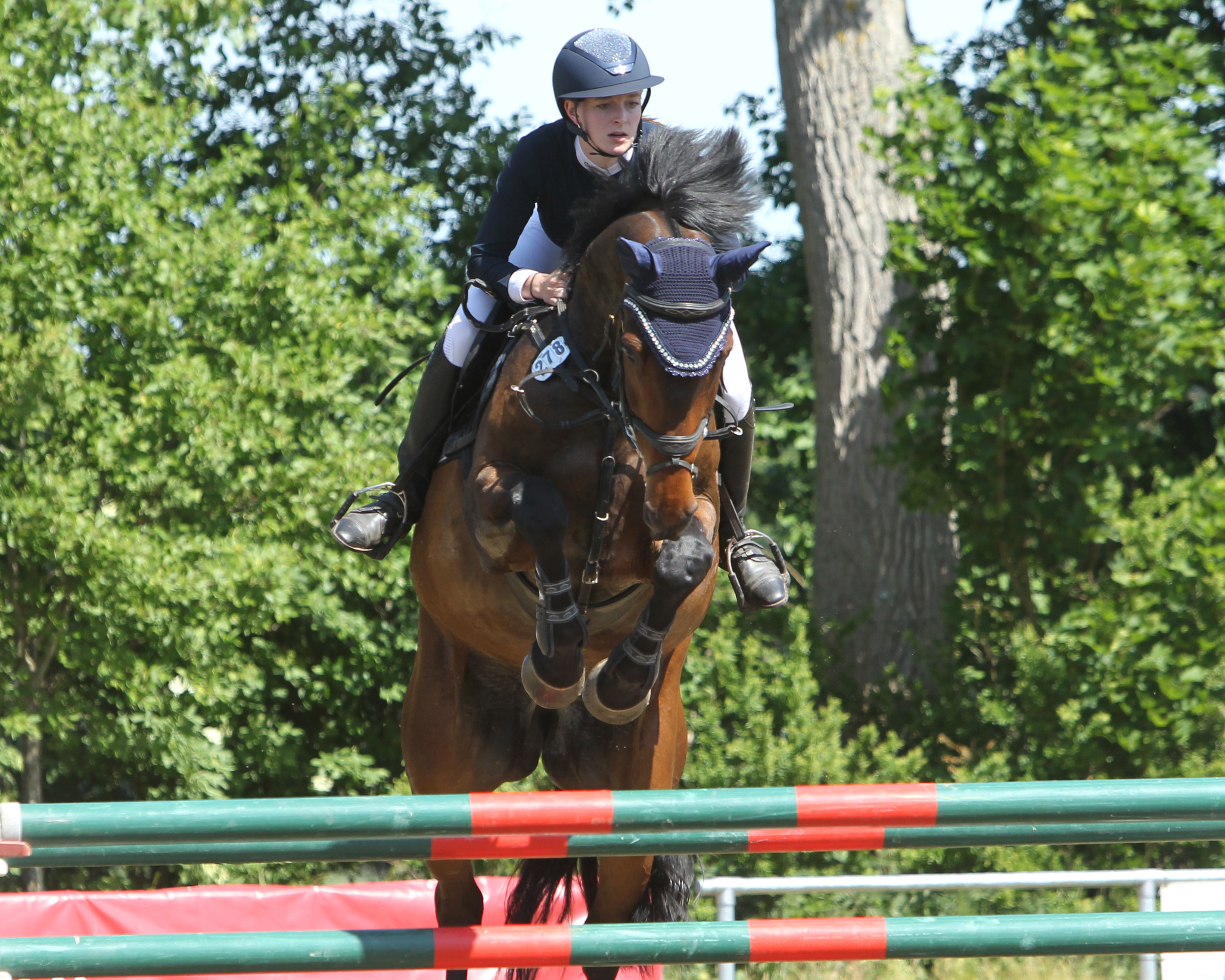 Anni Kamieth kommt mal aus Sachsen-Anhalt, reitet seit einigen Jahren für den RC Reez und gewann in Ludorf mit Quintana das M-Punktespringen. © Archiv J.Wego