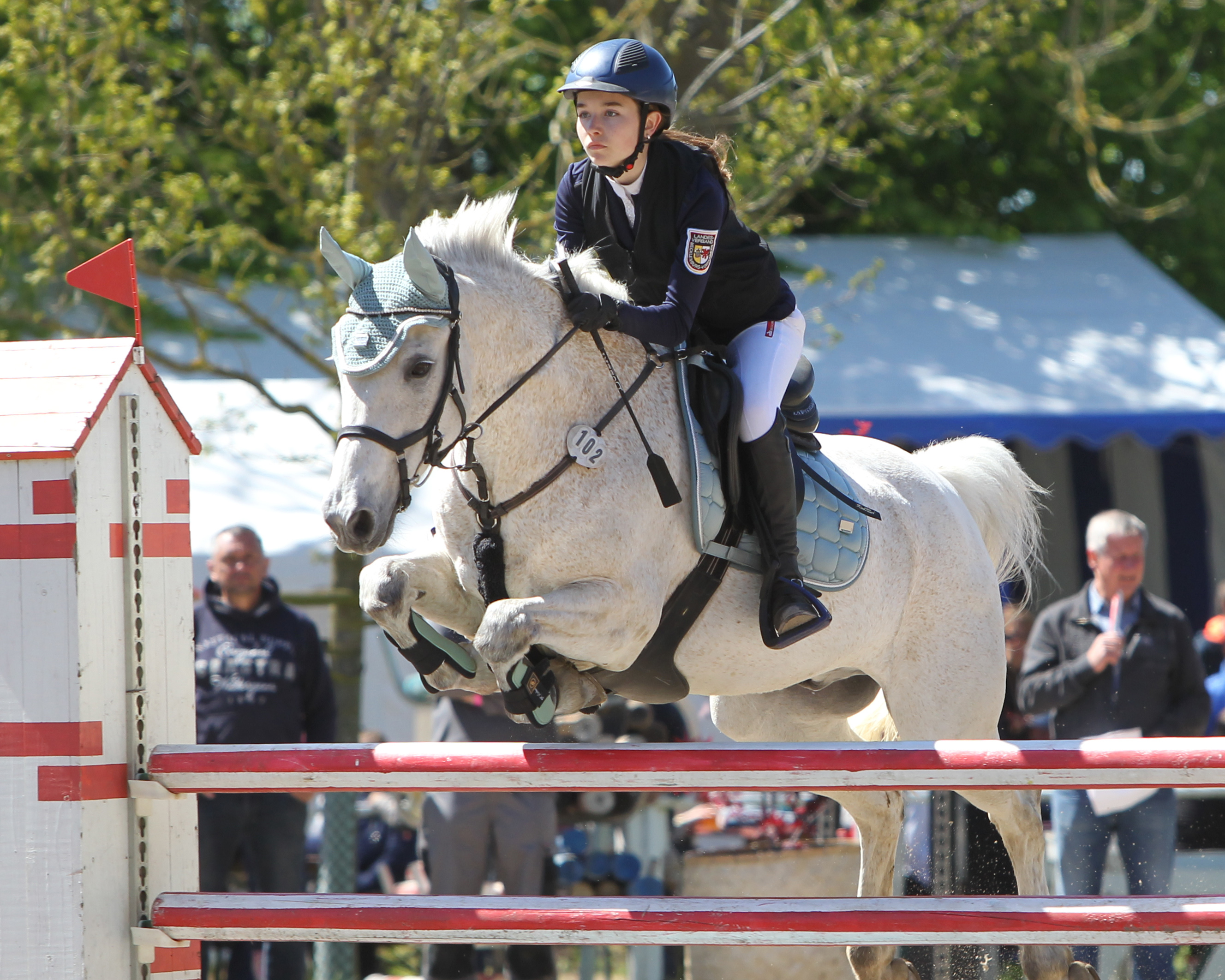Der Sieg im Stilspringen Klasse L ging an Chiara Chantal Schmidt mit Wertnote 8,4 auf ihrem Connemara Pony Knight Shadow. © Archiv J.Wego